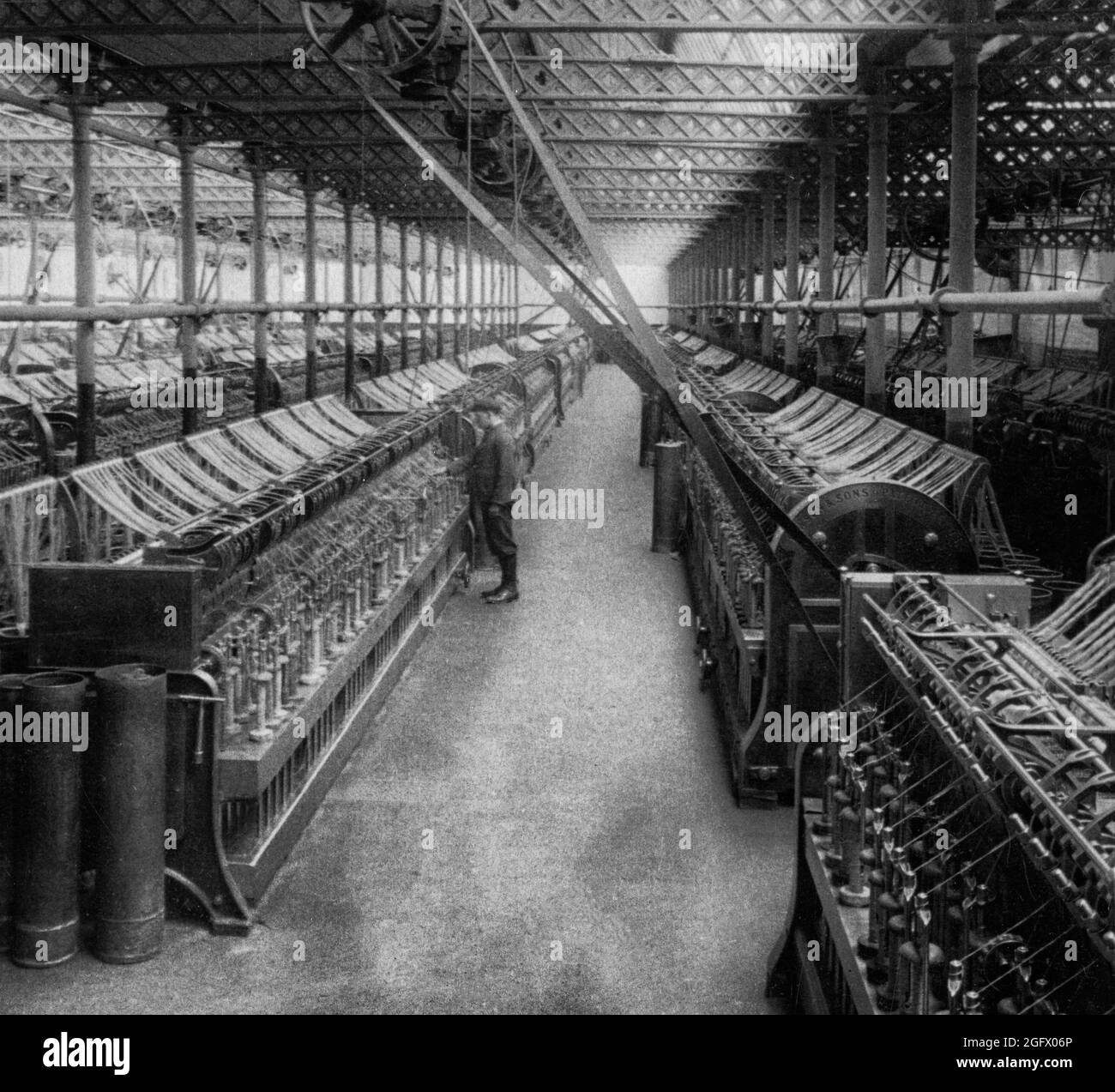 Ein Warping-Raum aus dem frühen 20. Jahrhundert in einer irischen Leinenfabrik in Belfast, Nordirland. Ab dem 17. Jahrhundert produzierte Ulster Leinsamen höchster Qualität, als Louis Crommelin – ein französischer Leinenweber – 1685 von William, Prinz von Orange, nach Nordirland eingeladen wurde, um die irische Leinenindustrie zu reformieren. Ende des 18. Jahrhunderts wurde Belfast während der Industriellen Revolution zum größten Leinenproduzenten der Welt, was dazu führte, dass die Stadt den Spitznamen ‘Linenopolis’ erhielt. Stockfoto