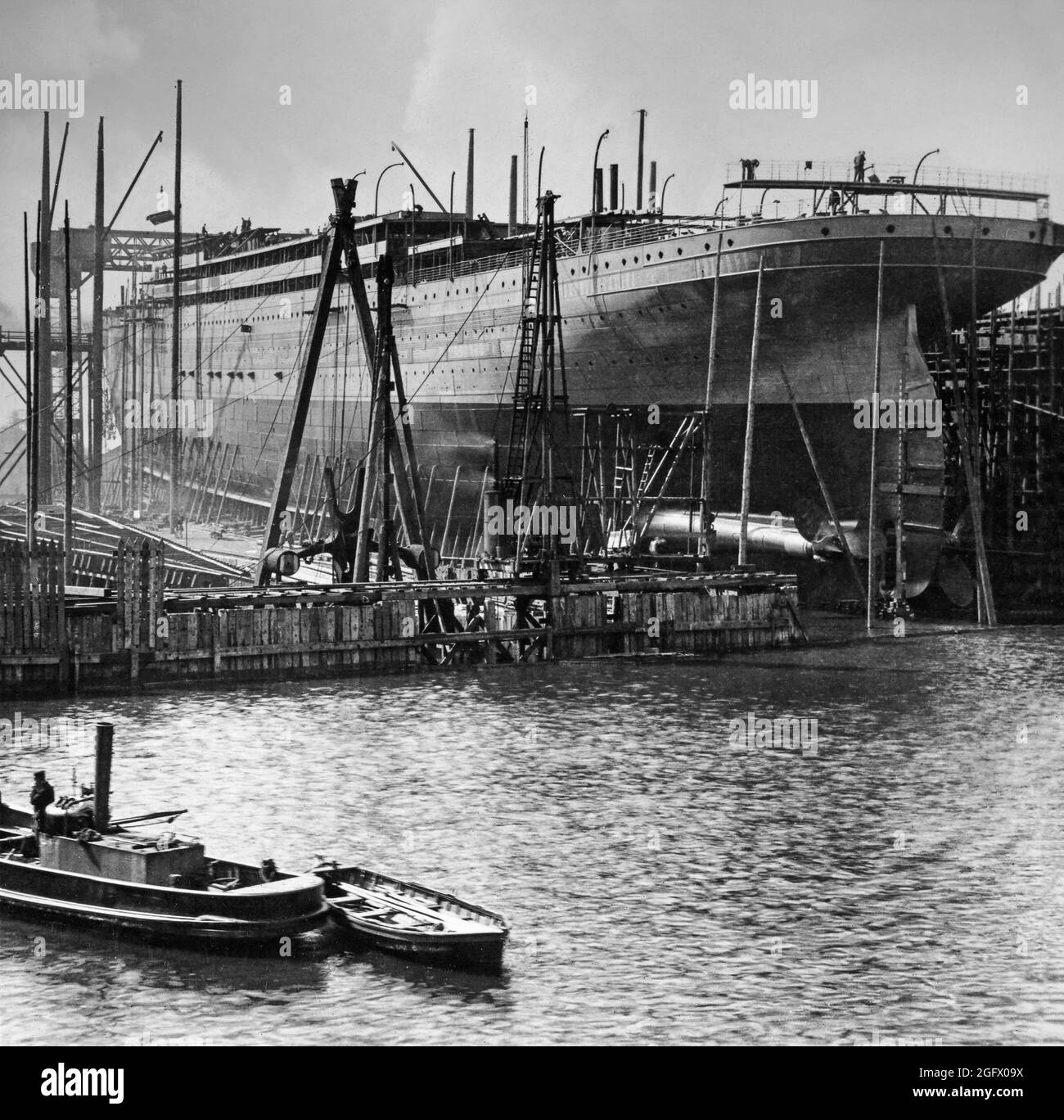 Ein Foto des frühen 20. Jahrhunderts von einem Ozeandampfer, der in der Harland & Wolff Werft im Bau ist, das 1861 von Edward James Harland (1831–95) und dem in Hamburg geborenen Gustav Wilhelm Wolff (1834–1913), der mit 14 Jahren nach Großbritannien kam, erstellt wurde. 1858 kaufte Harland, der damalige General Manager, die kleine Werft auf Queen's Island von seinem Arbeitgeber Robert Hickson. Das Hotel liegt in Belfast, der Hauptstadt und größten Stadt Nordirlands, am Ufer des Flusses Lagan an der Ostküste. Stockfoto