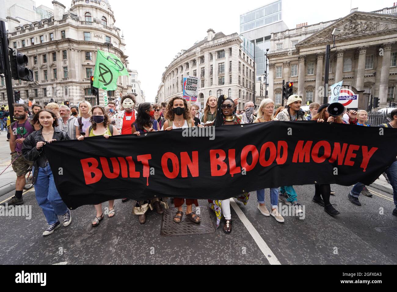 Demonstranten während eines Protestes von Mitgliedern der Extinction Rebellion an der Bank of England in der City of London. Bilddatum: Freitag, 27. August 2021. Stockfoto
