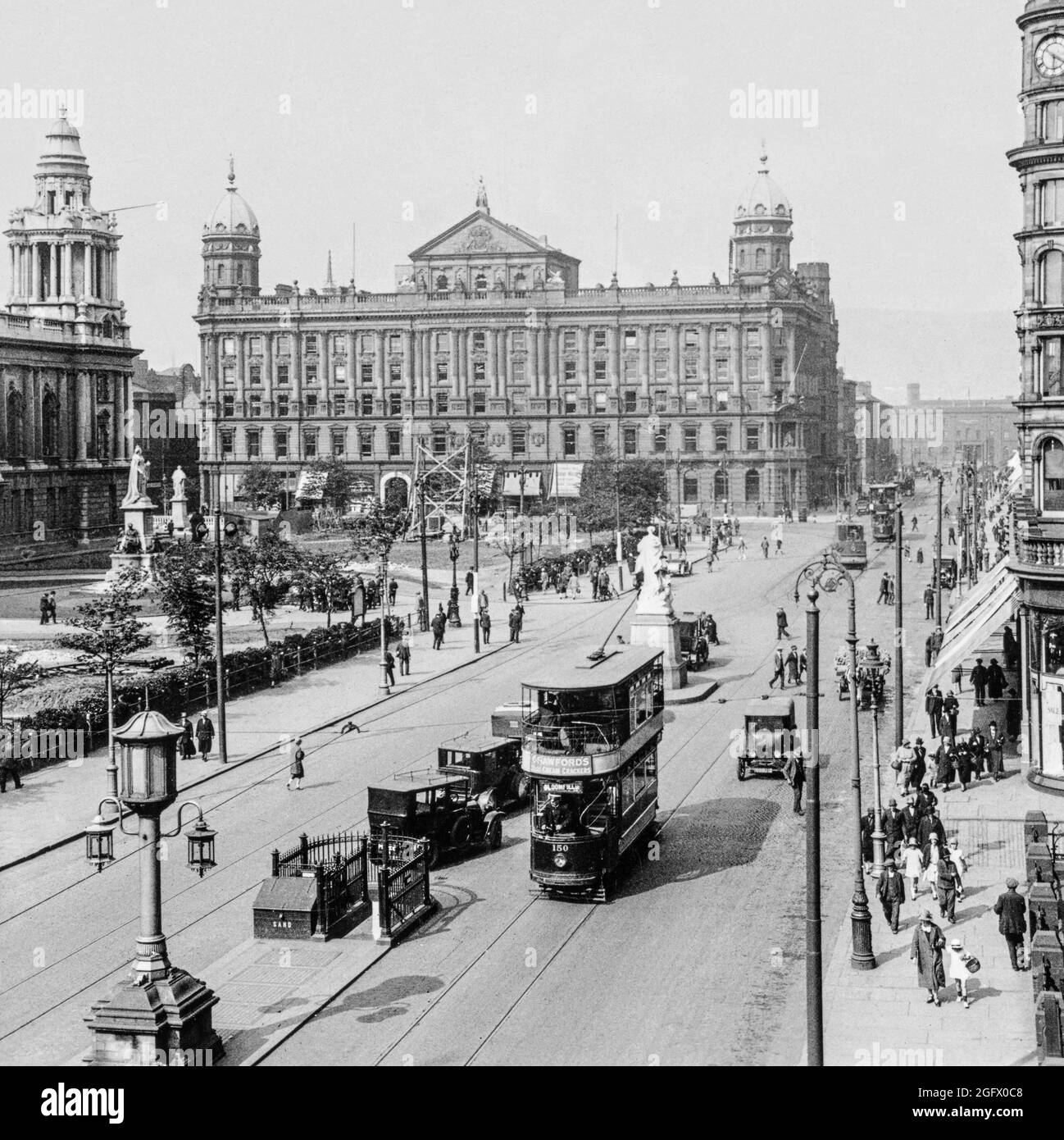 Eine Ansicht des Donegal Square aus dem frühen 20. Jahrhundert, benannt nach der Familie Donegall im Zentrum von Belfast, Grafschaft Antrim, Nordirland. Links ist das Belfast City Hall, das Hauptquartier des Stadtrats von Belfast. Stockfoto