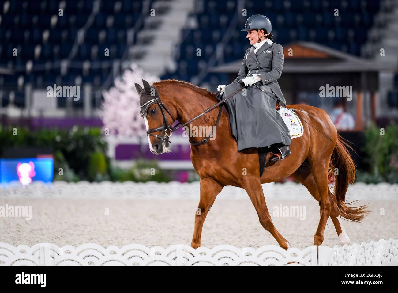 Die belgische Jockey Barbara MINNECI wurde während der Einzelprüfung - Klasse III Reitveranstaltung am dritten Tag der Tokyo 2020 Paralymp in Aktion gezeigt Stockfoto