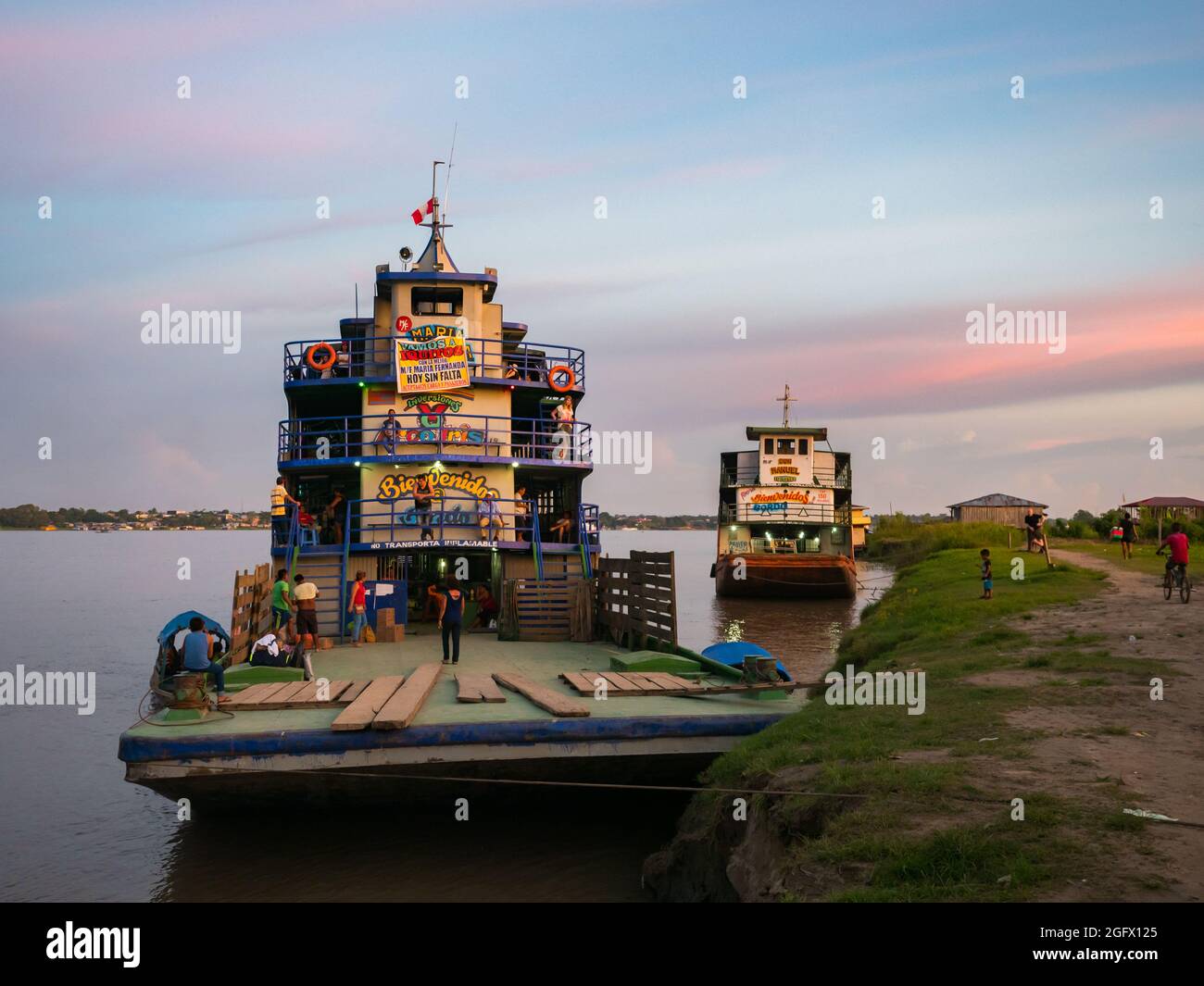 Santa Rosa, Peru - Mar 24, 2018: Sonnenaufgang über dem Amazonas und die Ladung Boot im Hafen warten. Stockfoto