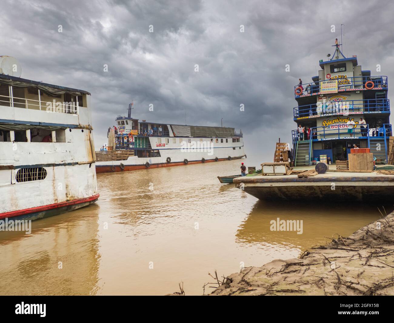 Caballococha, Peru - Sep, 2019: Fährschiffe auf dem Ufer des Amazonas während des Niedrigwasser-Seeroson. Amazonien, Südamerika. Stockfoto