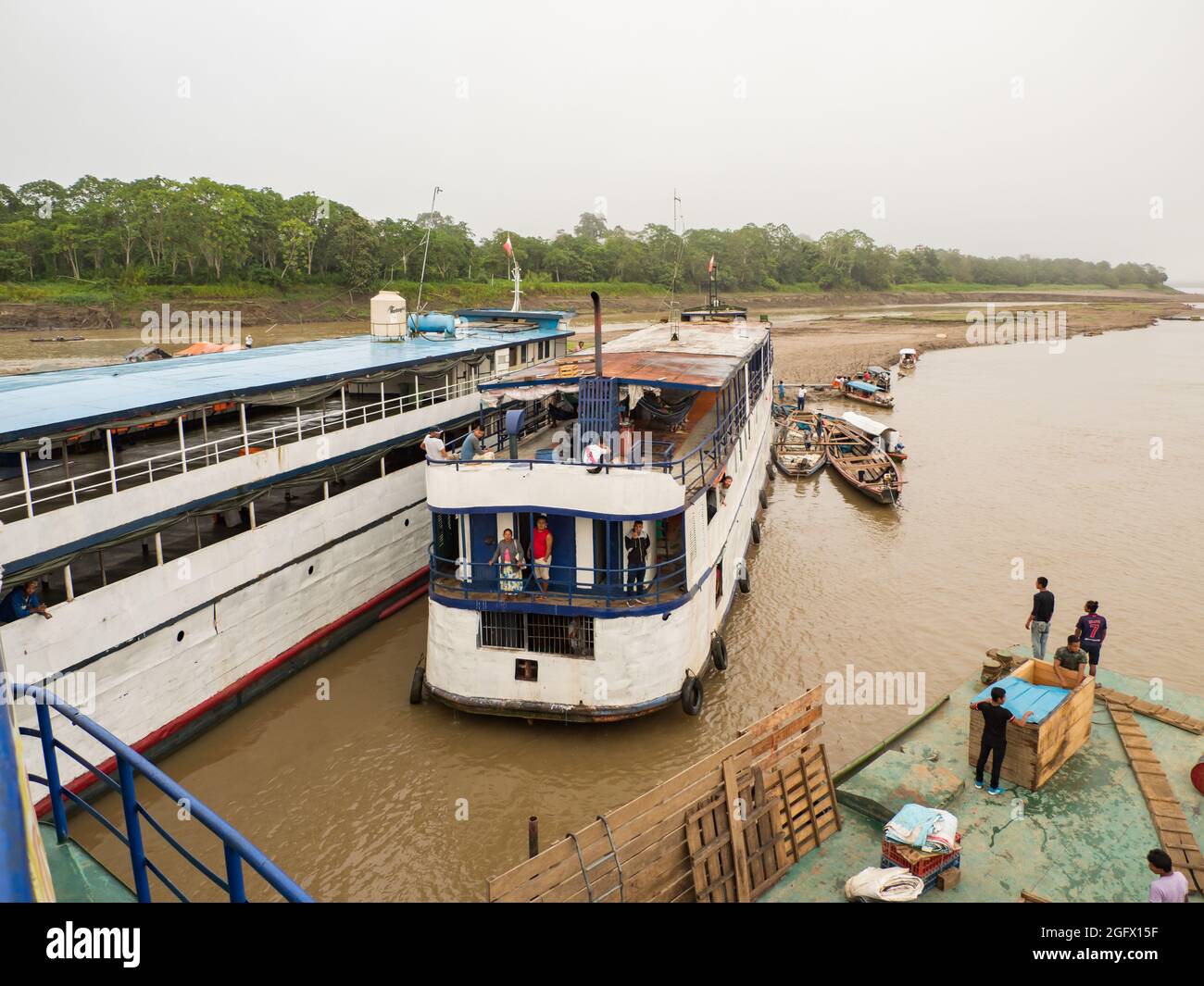 Caballococha, Peru - Sep, 2019: Panoramablick auf die Fährschiffe am Ufer des Amazonas während des Niedrigwasser-Seeroson. Südamerika. Stockfoto