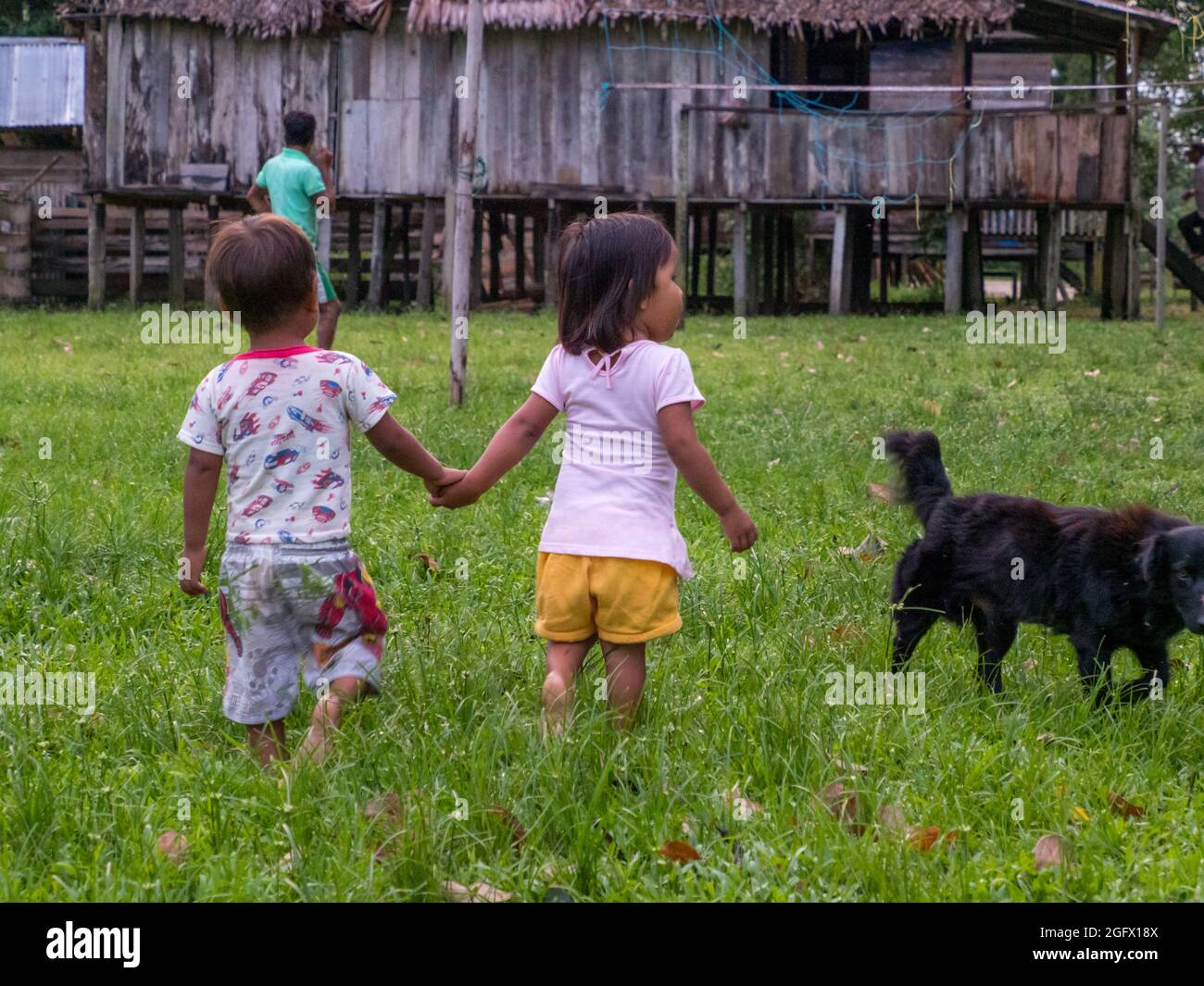 Santa Rita, Peru - Dez 2019: Porträt eines Mädchens und Jungen, einer lokalen Bewohnerin des Amazonas-Regenwaldes. Amazonien. Lateinamerika Stockfoto