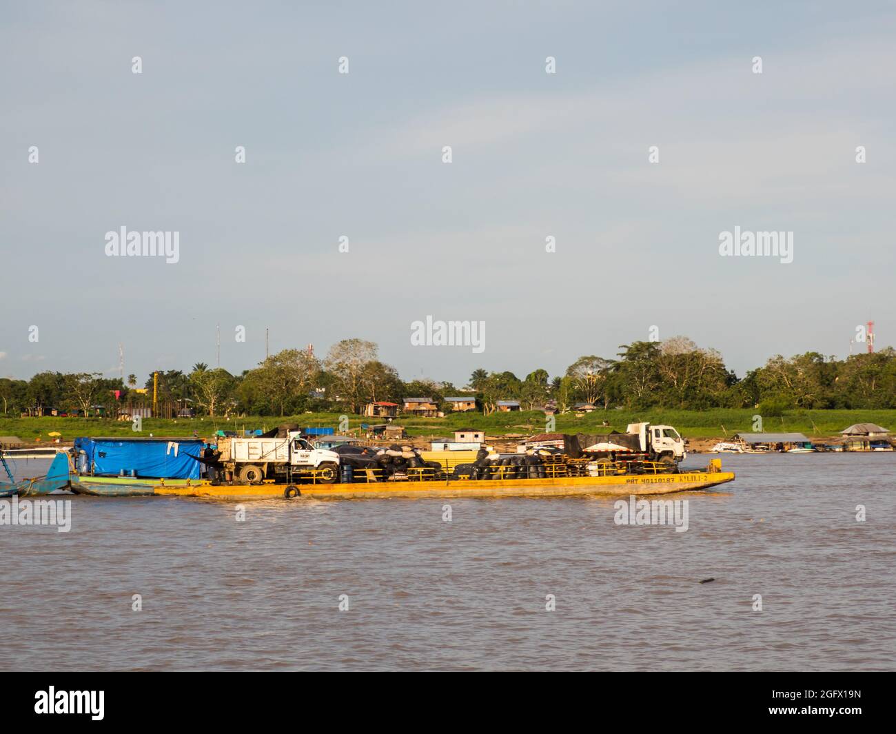 Santa Rosa, Peru - Dez, 2017: Transport vieler Autos über den Amazonas auf der schwimmenden Plattform. Amazonas, Amazonien. Grenze von Kolumbien, Stockfoto