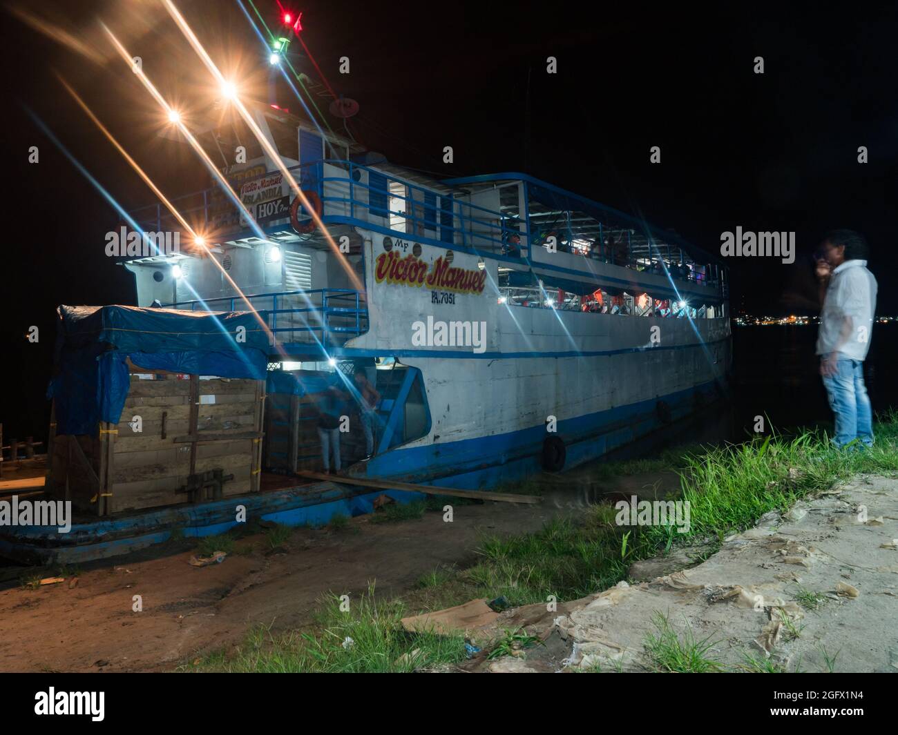 Santa Rosa, Peru - Dez, 2018: Frachtschiff wartet am Hafen. Nachts auf dem Amazonas. Amazonien. Lateinamerika. Stockfoto