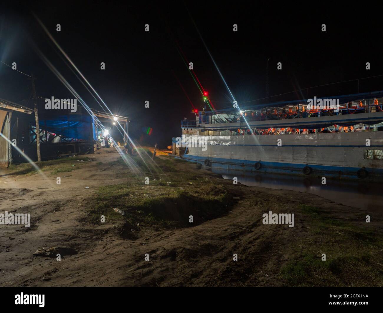 Santa Rosa, Peru - Dez, 2018: Frachtschiff wartet am Hafen. Nachts auf dem Amazonas. Amazonien. Lateinamerika. Stockfoto
