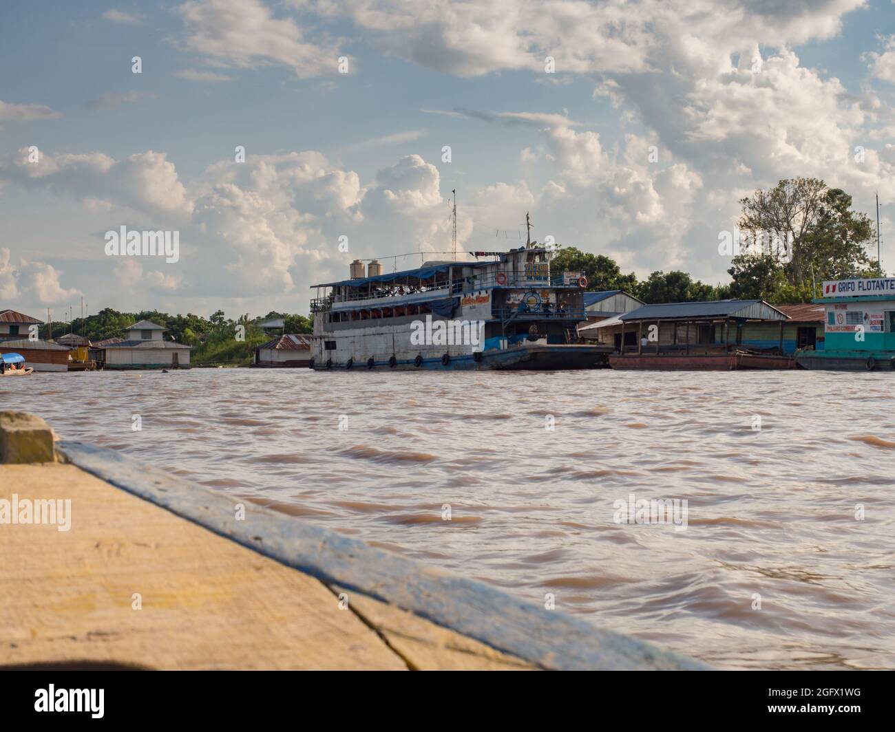 Santa Rosa, Peru - Dez, 2017: Frachtschiff auf dem Amazonas im kleinen Hafen von Santa Rosa. Amazonien. Südamerika. Stockfoto