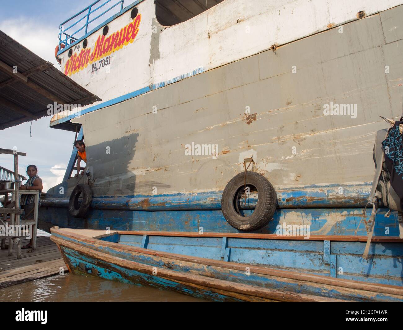 Santa Rosa, Peru - 11. Dezember 2017: Frachtschiff auf dem Amazonas im kleinen Hafen von Santa Rosa. Amazonien. Südamerika. Stockfoto