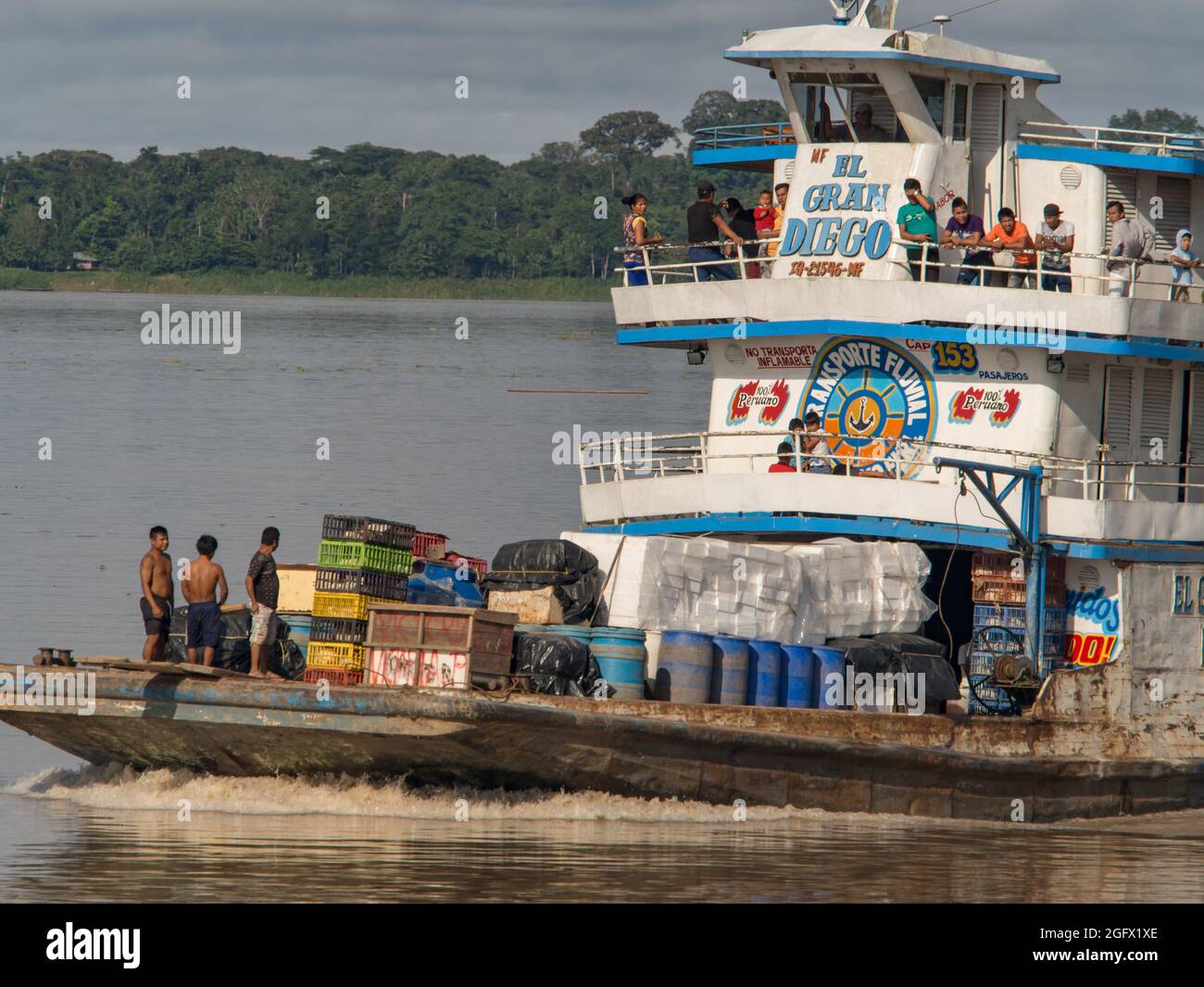 Amazonas, Peru - 12. Dez 2017: Frachtschiff mitten im Amazonas, Amazonien, Südamerika Stockfoto
