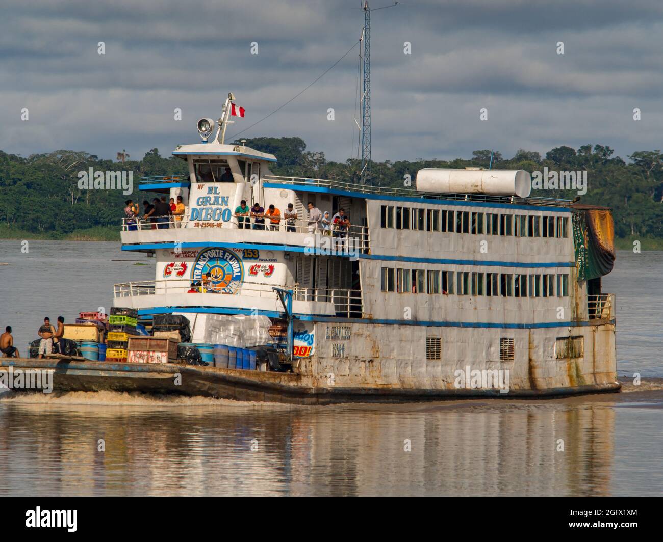 Amazonas, Peru - 12. Dez 2017: Frachtschiff mitten im Amazonas, Amazonien, Südamerika Stockfoto