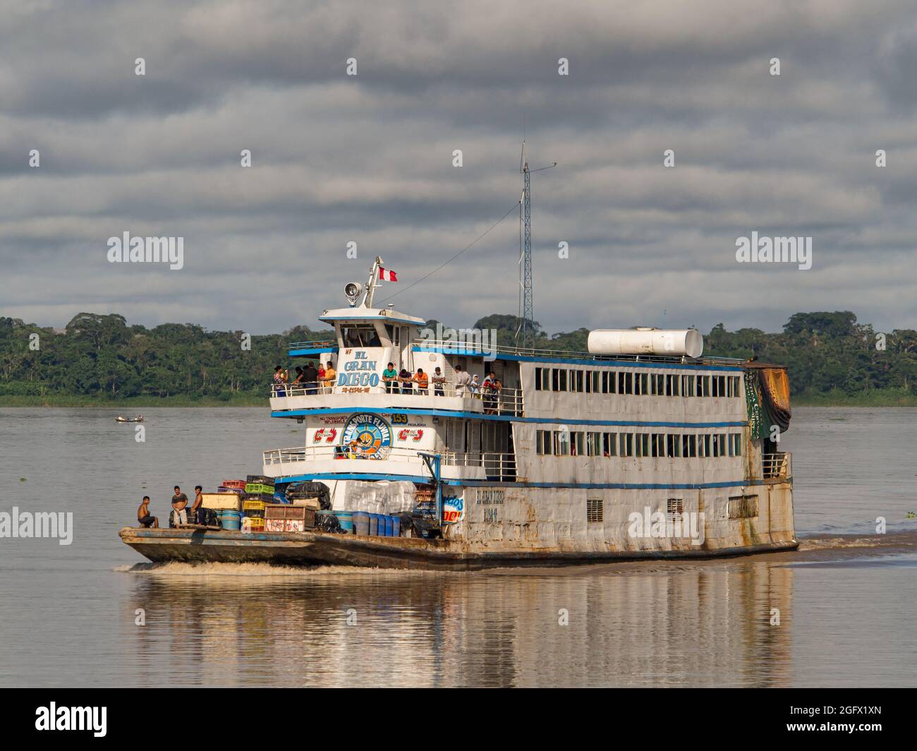 Amazonas, Peru - 12. Dez 2017: Frachtschiff mitten im Amazonas, Amazonien, Südamerika Stockfoto