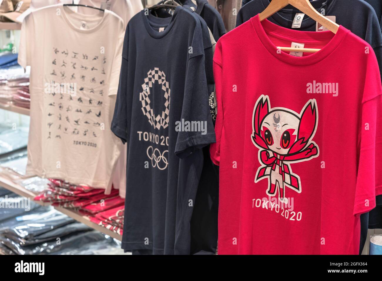 tokio, japan - 24 2021. august: Offizielle T-Shirts, auf denen das Paralympics-Maskottchen „Someity“ abgebildet ist, das so mächtig und das harmonisierte karierte Emblem von Oly bedeutet Stockfoto