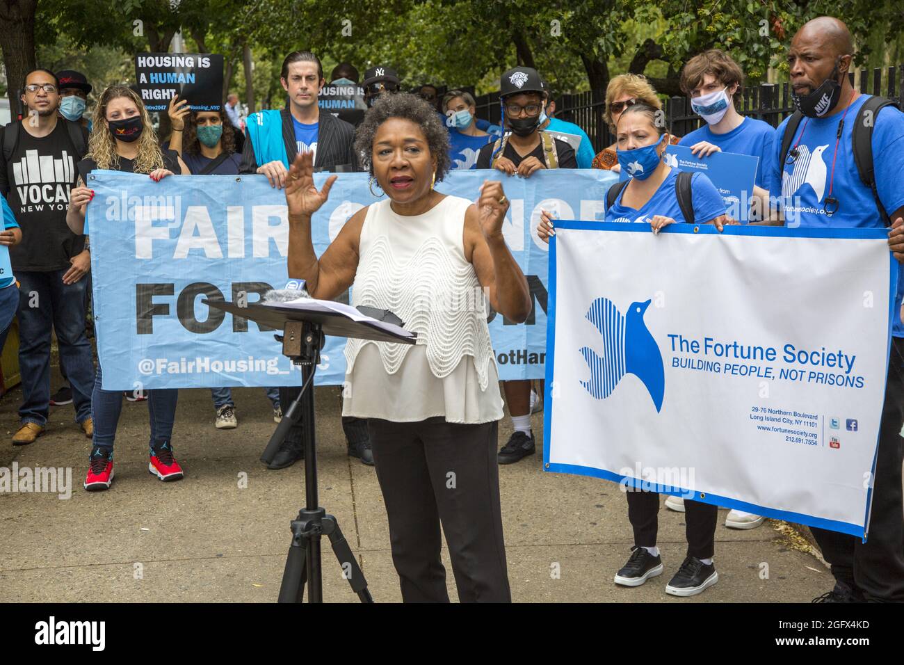 Kundgebung vor dem Shelter der 30. Straße für Männer, die von der NYC Fair Chance for Housing Campaign und der Fortune Society gesponsert wird, um die Notwendigkeit einer dauerhaften Unterkunft für die zuvor inhaftierten und obdachlosen Menschen zu unterstreichen, die auf der Binsenweisheit beruht, dass Wohnen ein Menschenrecht ist. Stockfoto