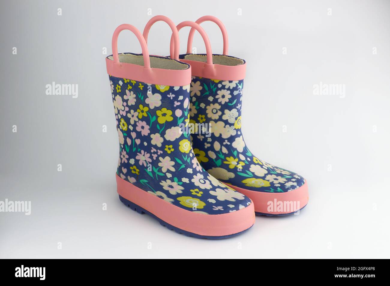 Florale Kinder regen Gummistiefel isoliert auf einem weißen Hintergrund Stockfoto