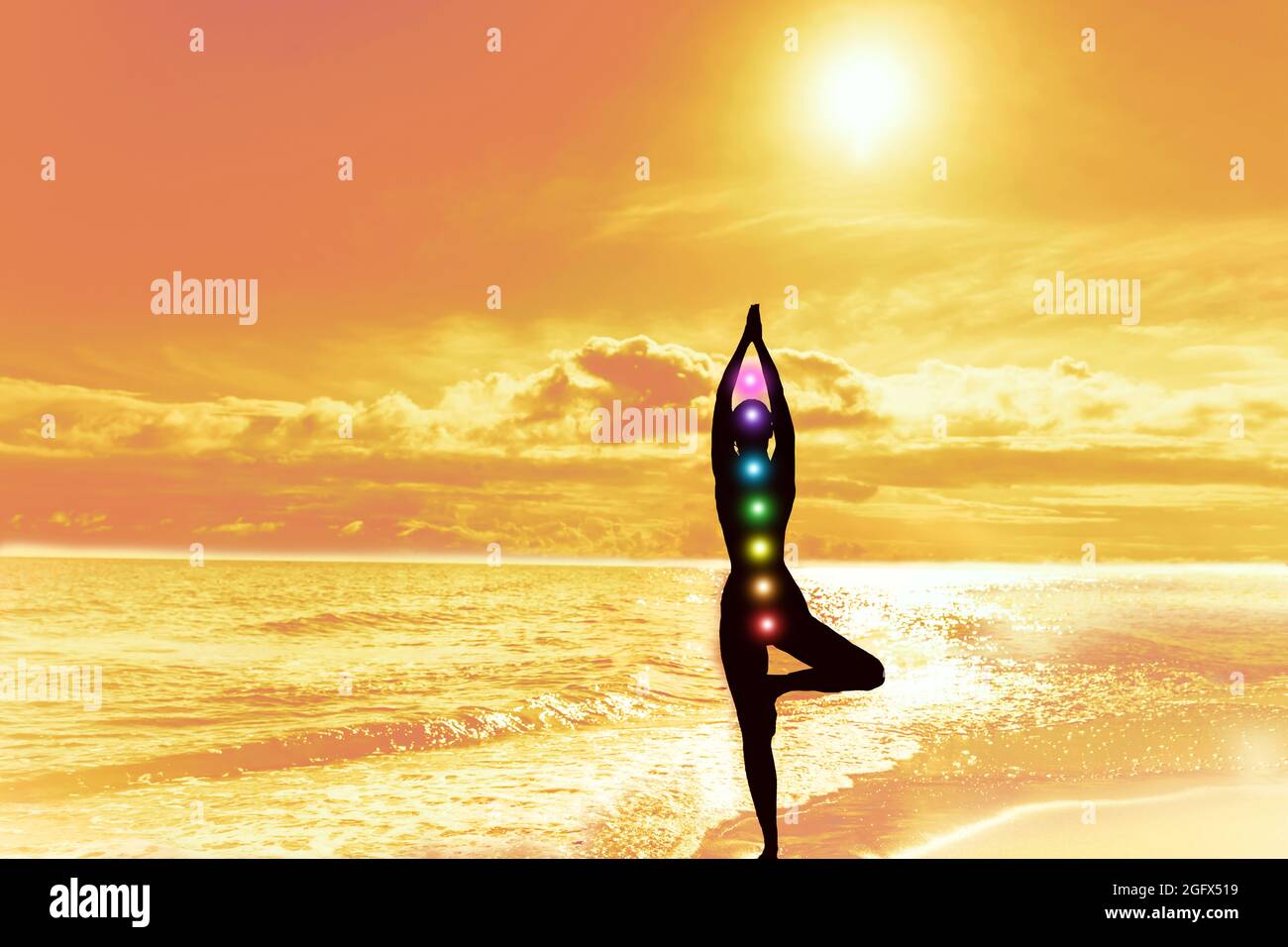 Sieben Chakren. Silhouette einer Frau in der Baumpose des Yoga. Sonne Himmel und Meer. Konzept der Ruhe Harmonie Meditation geistige Gesundheit Stockfoto