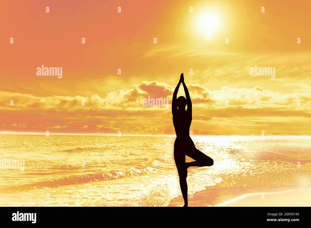 Silhouette einer Frau in der Baumpose des Yoga. Sonne Himmel und Meer. Gleichgewicht ruhige Harmonie Meditation. Konzept der psychischen Gesundheit Stockfoto