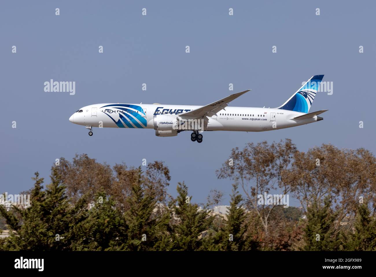 Egyptair Boeing 787-9 Dreamliner (Reg.: SU-GEW) macht einen weiteren Frachtflug zwischen Kairo und Malta. Stockfoto