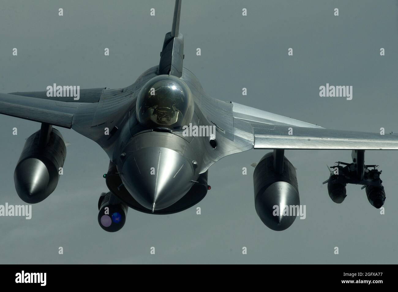 Eine F-16C Kampffalke der US-Luftwaffe vom 93. Expeditionary Fighter Squadron, Bagram Airfield, Afghanistan, fliegt am 2. April 2014 eine enge Luftunterstützungsmission zur Unterstützung der Bodenstreitkräfte der Koalition der Operation Enduring Freedom. Die F-16C Fighting Falcon ist ein kompaktes, vielrollenges Kampfflugzeug. Er ist äußerst wendig und hat sich im Luft-Luft-Kampf und im Luft-zu-Boden-Angriff bewährt. Es bietet ein relativ preisgünstiges, leistungsfähiges Waffensystem für die Vereinigten Staaten. (USA Air Force Foto von Tech. Sgt. Jason Robertson/Freigegeben) Stockfoto