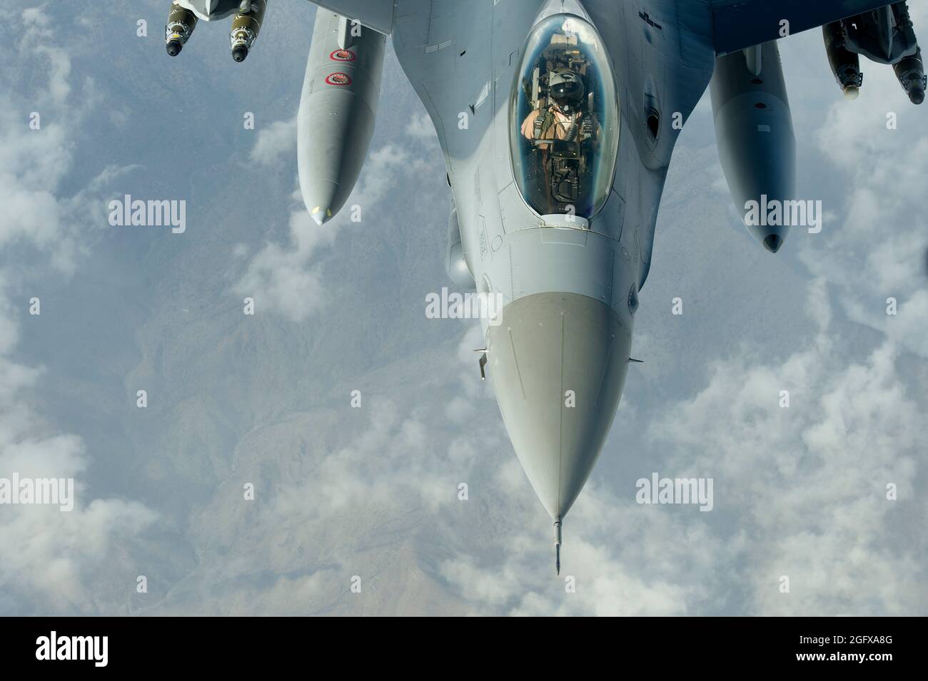 Eine F-16C Kampffalke der US-Luftwaffe vom 93. Expeditionary Fighter Squadron, Bagram Airfield, Afghanistan, fliegt am 2. April 2014 eine enge Luftunterstützungsmission zur Unterstützung der Bodenstreitkräfte der Koalition der Operation Enduring Freedom. Die F-16C Fighting Falcon ist ein kompaktes, vielrollenges Kampfflugzeug. Er ist äußerst wendig und hat sich im Luft-Luft-Kampf und im Luft-zu-Boden-Angriff bewährt. Es bietet ein relativ preisgünstiges, leistungsfähiges Waffensystem für die Vereinigten Staaten. (USA Air Force Foto von Tech. Sgt. Jason Robertson/Freigegeben) Stockfoto