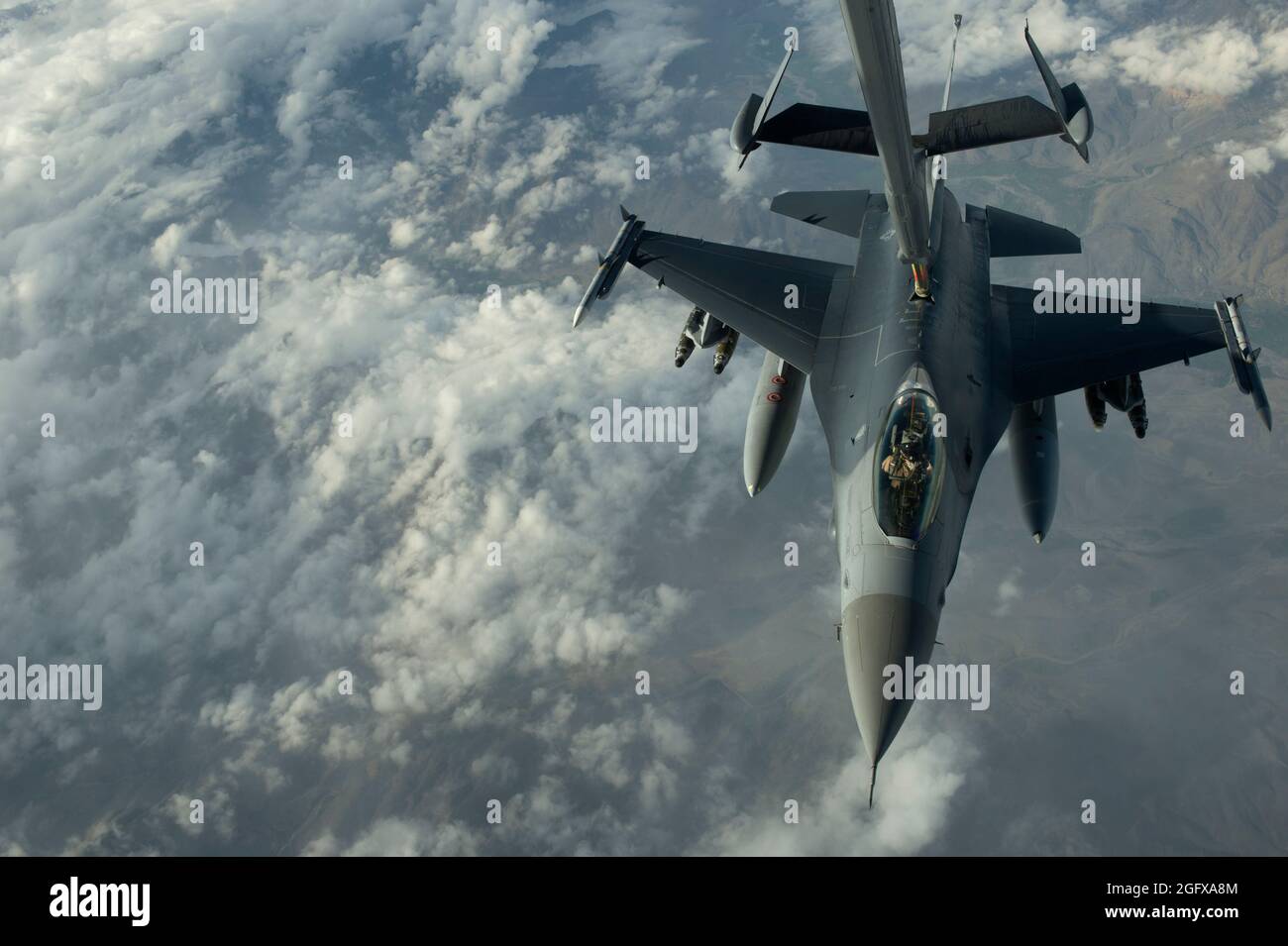 Eine F-16C Kampfflugzeuge der US-Luftwaffe vom 93. Expeditionary Fighter Squadron, Bagram Airfield, Afghanistan, erhält Treibstoff von einem KC-10 Extender Advanced Aeriltanker und Frachtflugzeugen vom 908. Expeditionary Air Betankungsgeschwader, 2. April 2014. Die Luftbesatzung KC-10 Extender lieferte auf dieser einzigen Mission zur Unterstützung der Operation Enduring Freedom Luftbetankung für Koalitionsflugzeuge, die über Afghanistan mehr als acht Stunden lang operierten. Die F-16C Fighting Falcon ist ein kompaktes, vielrollenges Kampfflugzeug. Es ist äußerst wendig und hat sich im Luft-Luft-Kampf und in der Luft- Stockfoto