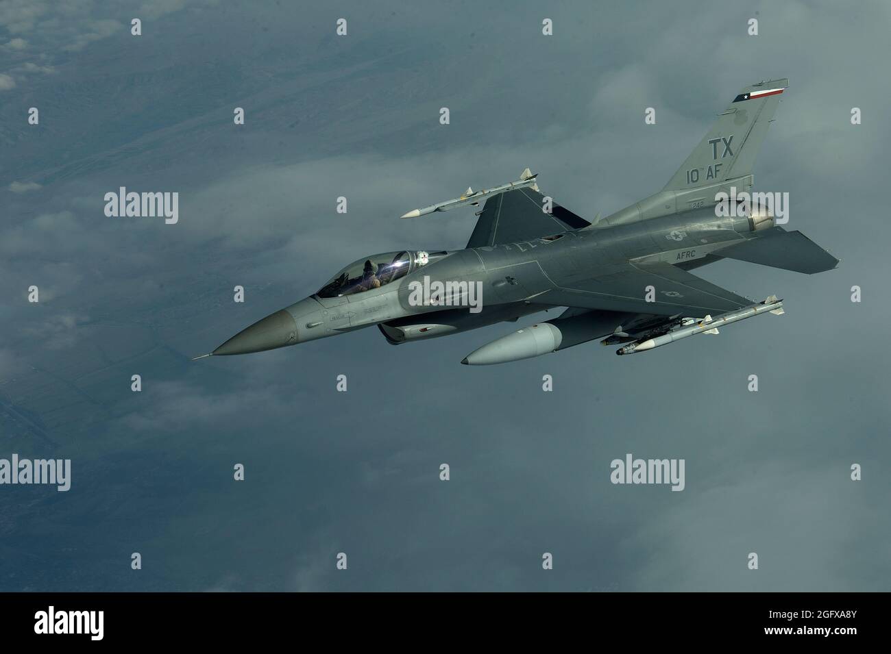 Eine F-16C Kampffalke der US-Luftwaffe aus dem 93. Expeditionary Fighter Squadron, Bagram Airfield, Afghanistan, fliegt einen Kampfeinsatz, 2. April 2014. Die F-16C Fighting Falcon ist ein kompaktes, vielrollenges Kampfflugzeug. Er ist äußerst wendig und hat sich im Luft-Luft-Kampf und im Luft-zu-Boden-Angriff bewährt. Es bietet ein relativ preisgünstiges, leistungsfähiges Waffensystem für die Vereinigten Staaten. Während dieses Fundes stellte die F-16C Bodentruppen der Operation Enduring Freedom Coalition Nahunterstützung zur Verfügung. (USA Air Force Foto von Tech. Sgt. Jason Robertson/Freigegeben) Stockfoto