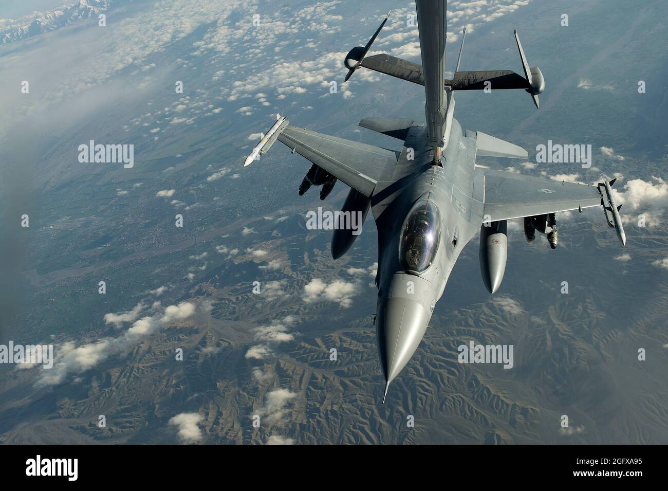Eine F-16C Kampffalke der US-Luftwaffe aus der 93. Expeditionary Fighter Squadron führt Luftbetankung mit einem KC-10 Extender Advanced-Lufttanker und Frachtflugzeug vom 908. Expeditionary Air-Betankungsgeschwader, 2. April 2014, über Nordost, Afghanistan durch. Die F-16C Fighting Falcon ist ein kompaktes, vielrollenges Kampfflugzeug. Er ist äußerst wendig und hat sich im Luft-Luft-Kampf und im Luft-zu-Boden-Angriff bewährt. Es bietet ein relativ preisgünstiges, leistungsfähiges Waffensystem für die Vereinigten Staaten. Die Luftbesatzung KC-10 Extender lieferte Luftbetankung für Koalitionsflugzeuge Stockfoto