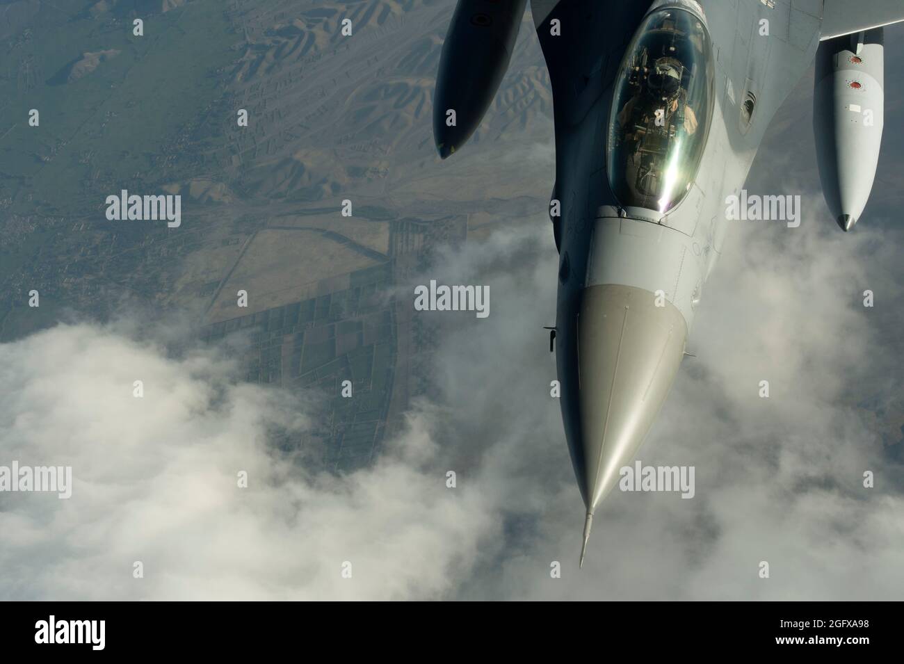 Eine F-16C Kampffalke der US-Luftwaffe aus dem 93. Expeditionary Fighter Squadron, Bagram Air Field, Afghanistan, fliegt am 2. April 2014 einen Kampfeinsatz über Nordost, Afghanistan. Die F-16C Fighting Falcon ist ein kompaktes, vielrollenges Kampfflugzeug. Er ist äußerst wendig und hat sich im Luft-Luft-Kampf und im Luft-zu-Boden-Angriff bewährt. Es bietet ein relativ preisgünstiges, leistungsfähiges Waffensystem für die Vereinigten Staaten. Während dieses Sortie stellte die F-16C den Bodentruppen der Operation Enduring Freedom Coalition eine enge Luftunterstützung zur Verfügung. (USA Air Force Foto von Tech. Sgt. Jas Stockfoto