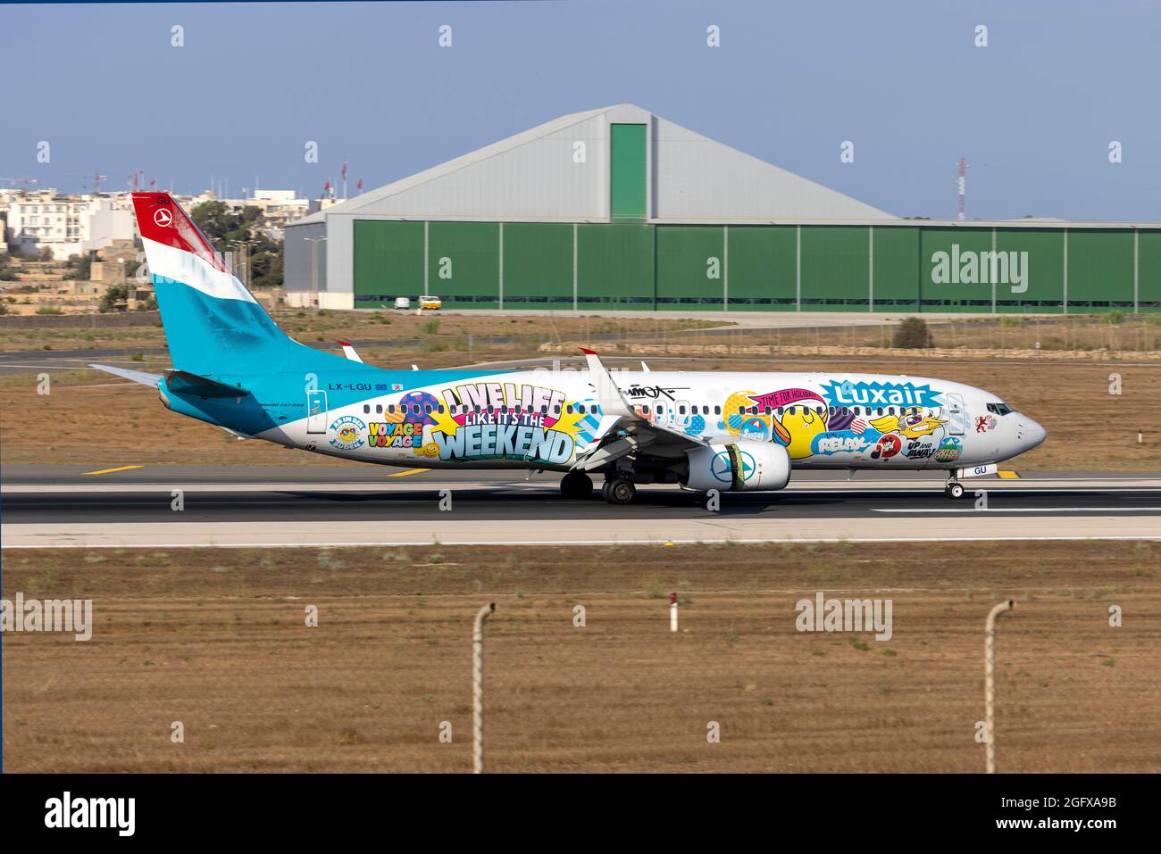 Luxair 'Sumo Artwork' Lackierung Boeing 737-8C9 (Reg.: LX-LGU) bei Ankunft aus Luxemburg. Stockfoto