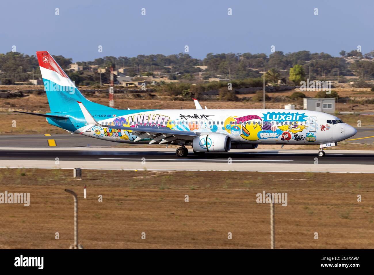 Luxair 'Sumo Artwork' Lackierung Boeing 737-8C9 (Reg.: LX-LGU) bei Ankunft aus Luxemburg. Stockfoto