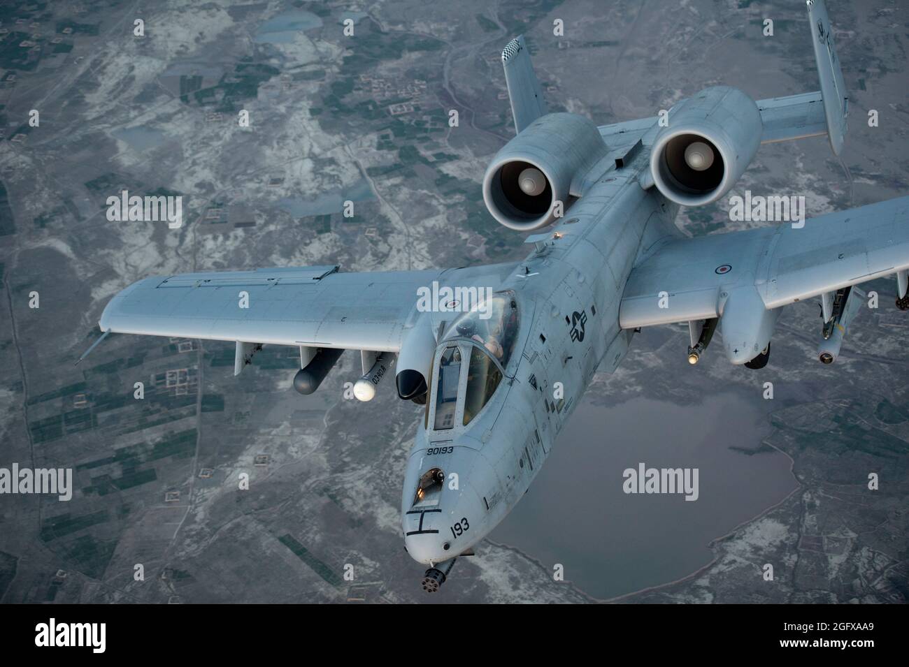 Kyle Babbitt, Kapitän der US-Luftwaffe, 75. Expeditionary Fighter Squadron A-10 Thunderbolt II Pilot, fliegt am 2. April 2014 einen Kampfeinsatz über Nordost, Afghanistan. Babbitt stammt aus Houston, Texas. Die A-10 Thunderbolt II ist das erste Flugzeug der Air Force, das speziell für die Luftunterstützung der Bodentruppen entwickelt wurde. Während dieser Zeit bot die A-10 den Koalitionsstreitkräften der Operation Enduring Freedom eine enge Luftunterstützung. (USA Air Force Foto von Tech. Sgt. Jason Robertson/Freigegeben) Stockfoto