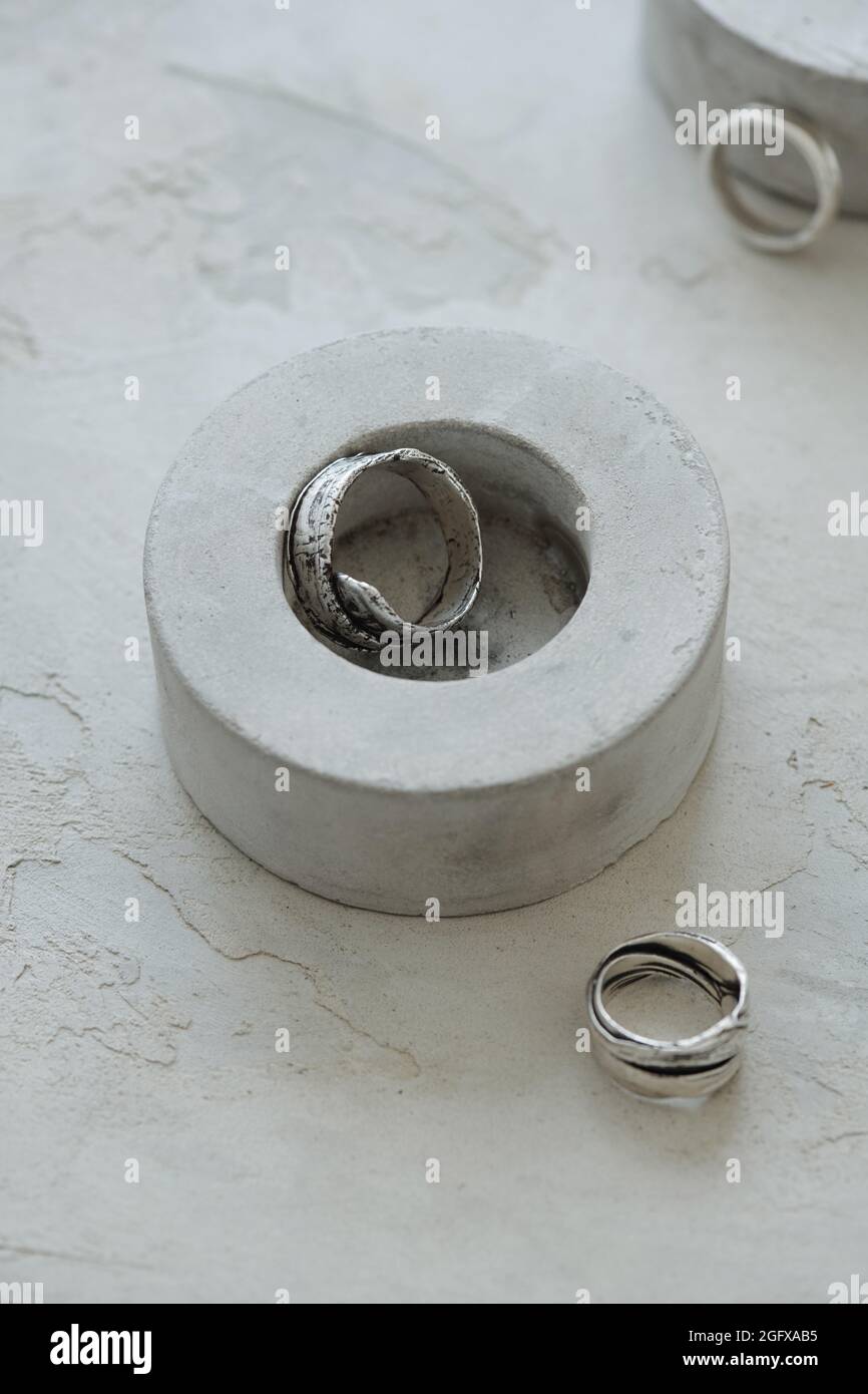 Nahaufnahme eines silbernen Blattrings in Form eines Gipsbehälters, Foto für den Juwelierladen Stockfoto