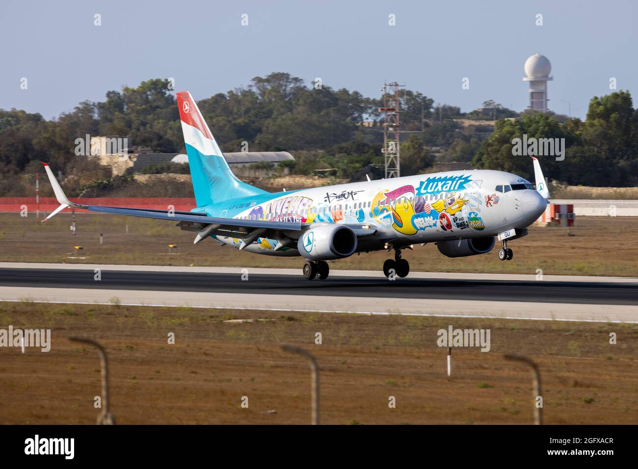 Luxair 'Sumo Artwork' Lackierung Boeing 737-8C9 (Reg.: LX-LGU) bei Ankunft aus Luxemburg. Stockfoto