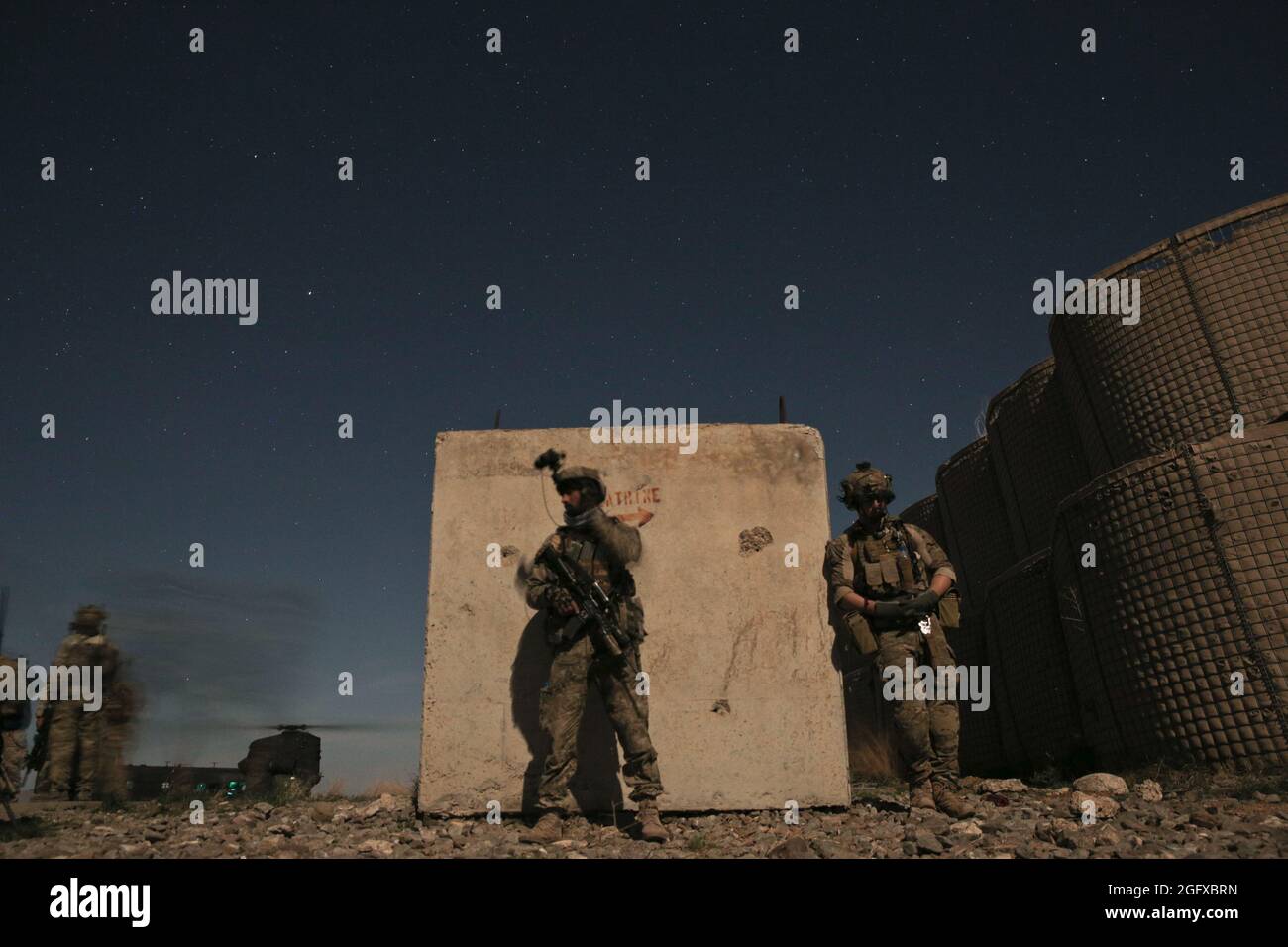 Mitglieder der US-Spezialeinsatzkräfte bereiten sich auf die Durchführung von Kampfhandlungen zur Unterstützung der Operation Resolute Support (RS) in Ostafghanistan vor, April 2019. RS ist eine von der NATO geführte Mission, um die afghanischen nationalen Verteidigungs- und Sicherheitskräfte und -Institutionen auszubilden, zu beraten und zu unterstützen. (USA Armee-Foto von SPC. Jonathan Bryson) Stockfoto