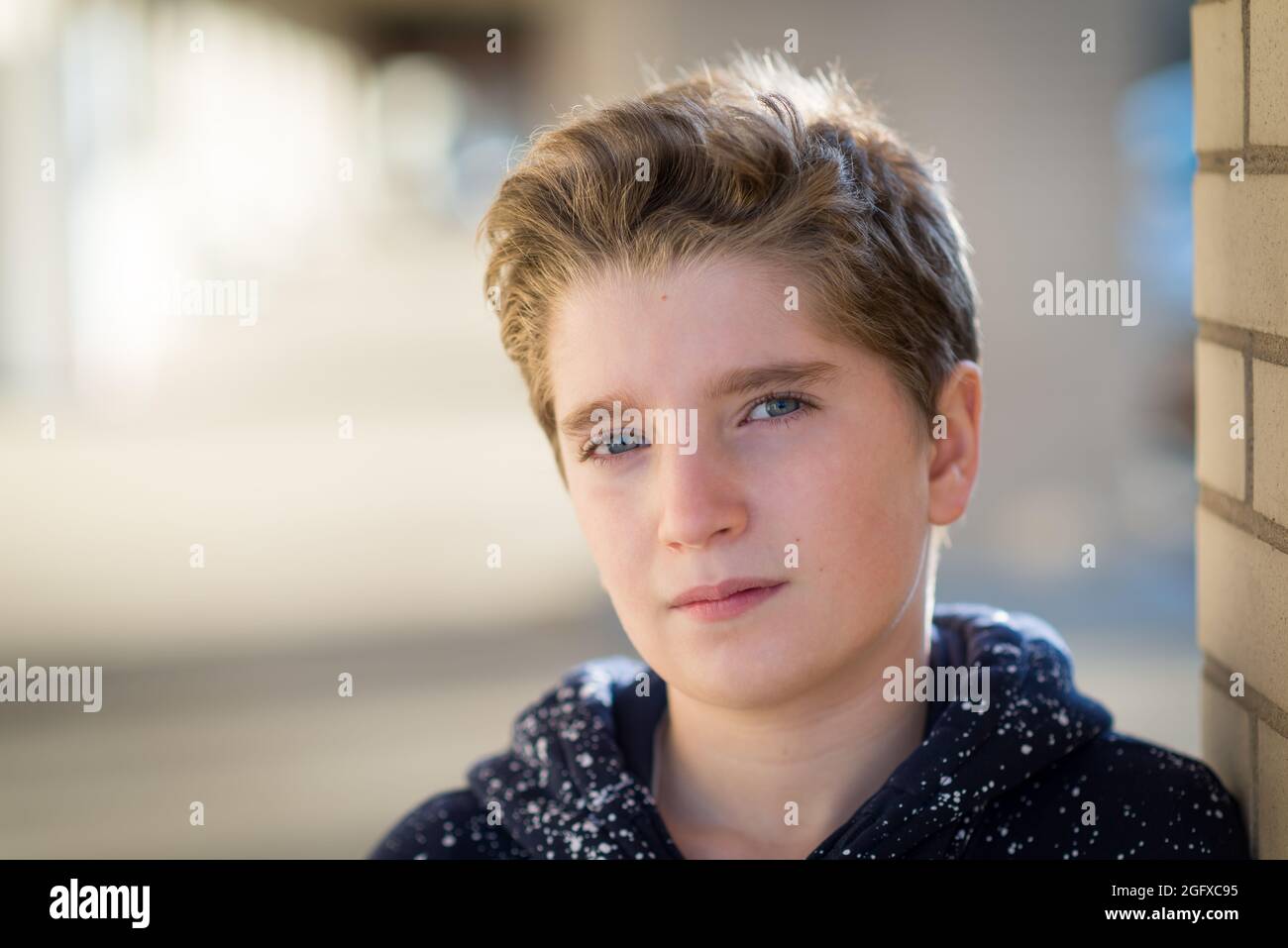 Porträt eines niedlichen Jungen mit blonden Haaren Stockfoto