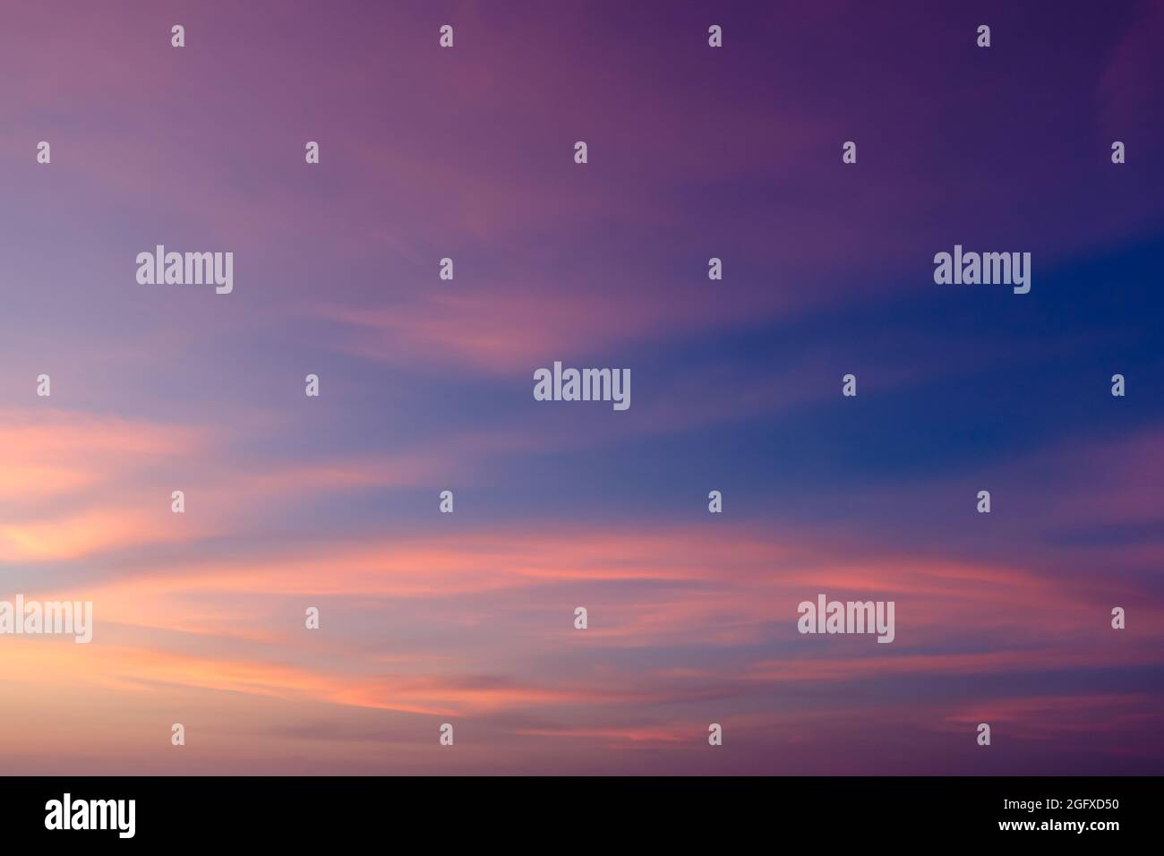 Schöner, farbiger, wolkiger Abendhimmel. Himmel mit Wolken bei Sonnenuntergang. Abstrakter Himmelshintergrund. Stockfoto