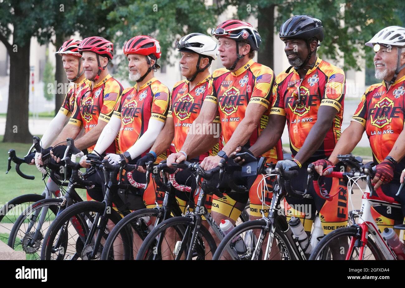 St. Louis, Usa. August 2021. Fahrradfahrer bereiten sich darauf vor, am Donnerstag, den 26. August 2021, ihre 110 Meilen lange Fahrt von St. Louis aus zu Unternehmen. Eine Gruppe von 11 Feuerwehrleuten aus Südkalifornien ist aus Anlass des 20. Jahrestages der Angriffe vom 11. September von Los Angeles nach New York im Überland gefahren.die Gruppe aktiver und pensionierter Feuerwehrleute wird 3,000 Meilen fahren, die sie in 40 Tagen durch 14 Bundesstaaten führen werden. Foto von Bill Greenblatt/UPI. Kredit: UPI/Alamy Live Nachrichten Stockfoto