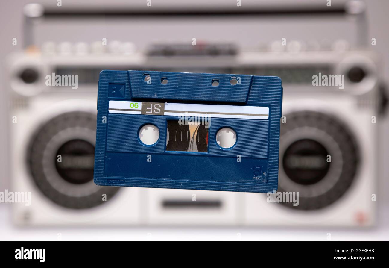 Eine blaue Kassette mit Magnetband auf dem Boden Stockfoto