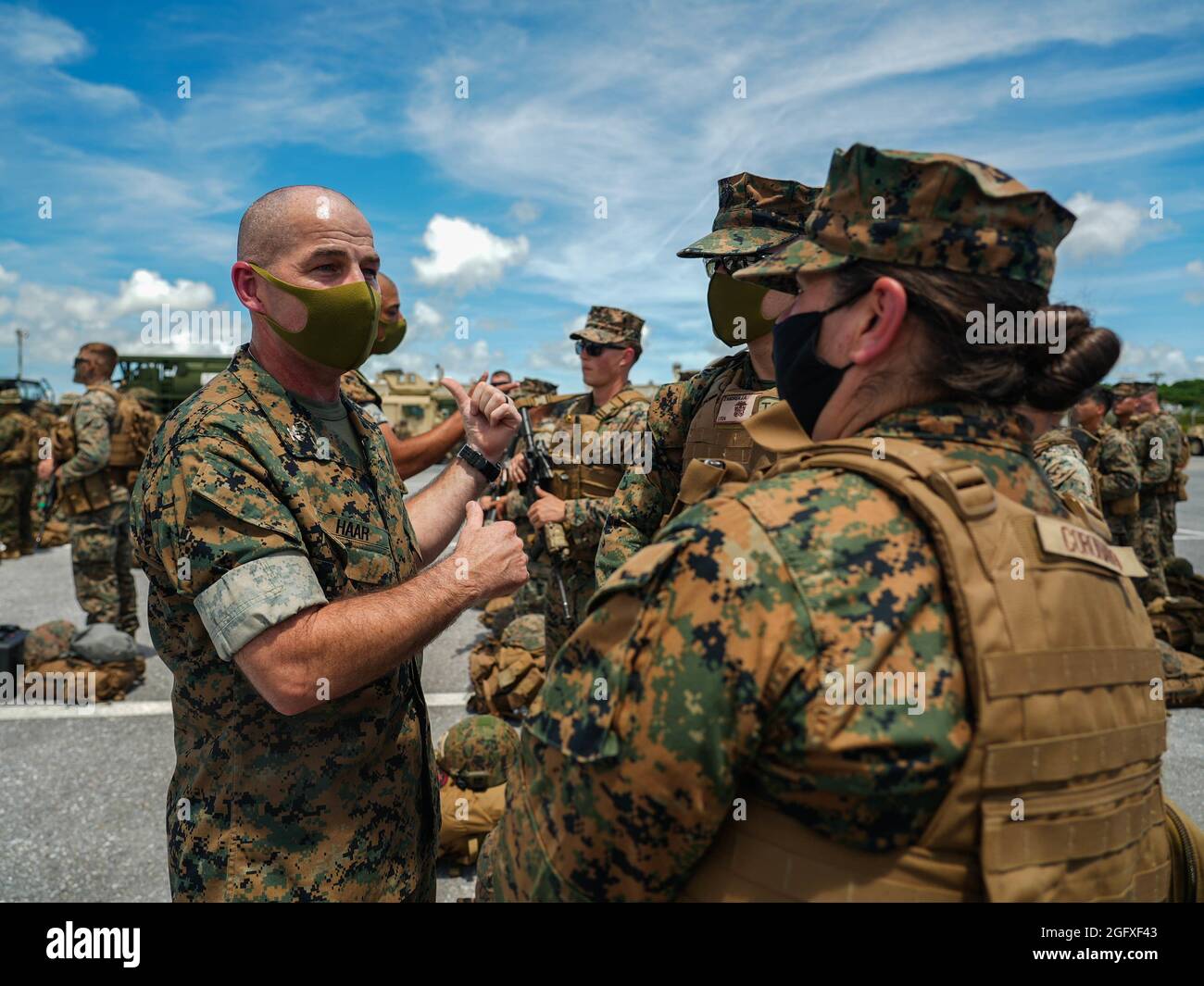 Der US Marine Corps Col. Christopher Haar, Kommandant des Combat Logistics Regiment 3, 3D Marine Logistics Group, inspiziert die Marine Corpsman während einer integrierten Inspektion im Rahmen einer schnellen Reaktion auf den Luftwaffenstützpunkt Kadena, Okinawa, Japan, 25. August 2021. Kurzfristige Routineinspektionen stellen sicher, dass III MEF Marines weiterhin bereit sind, die regionale Sicherheit im Indo-Pazifik schnell zu implementieren und aufrechtzuerhalten. 3d MLG mit Sitz in Okinawa, Japan, ist eine nach vorne gerichtete Kampfeinheit, die als umfassendes Logistik- und Kampfdienststützpunkt der III Marine Expeditionary Force für Operationen im gesamten Indo-Pacif dient Stockfoto