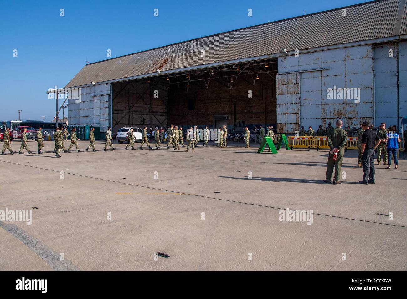 MARINESTÜTZPUNKT ROTA, Spanien (Aug 25, 2021) Matrosen nehmen an einer Prozessdurchfahrt auf der Naval Station (NAVSTA) Rota Teil, in Erwartung der Ankunft von Evakuierten aus Afghanistan am 25. August 2021. Im Rahmen der vom US-Außenministerium geleiteten Operation Allies Refuge unterstützt NAVSTA Rota derzeit die Mission des Verteidigungsministeriums, um die sichere Ausreise und Umsiedlung von US-Bürgern, Empfängern von Sondereinreisevisa und gefährdeten afghanischen Bevölkerungen aus Afghanistan zu erleichtern. Wir danken unseren spanischen Partnern für ihre wichtige Zusammenarbeit bei diesen Bemühungen. (USA Navy Foto von Mass C Stockfoto