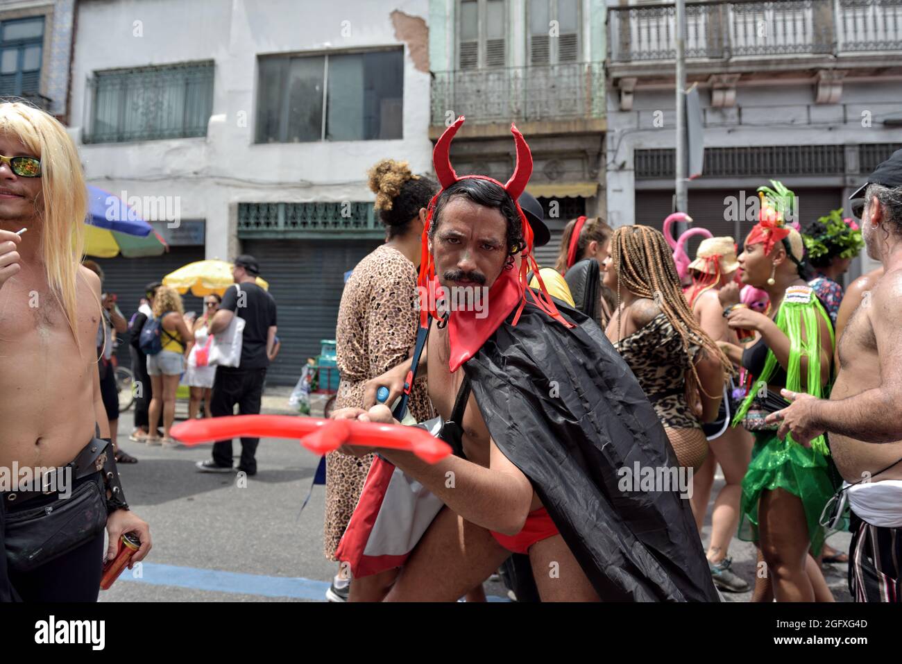 Brasilien – 16. Februar 2020: Ein Mann mit Teufelskostüm tritt während des Karnevals in Rio de Janeiro auf, einem Ereignis mit internationalem touristischem Interesse Stockfoto