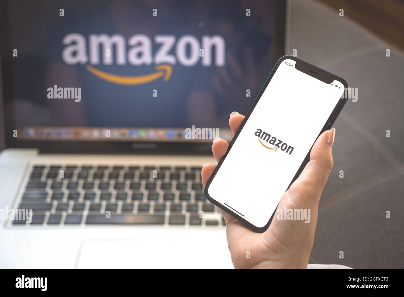Charkow, Ukraine - 23. August 2021: Amazon-Logo auf dem Handy-Bildschirm. Frau, die das Amazon-Anwendungsfoto verwendet Stockfoto