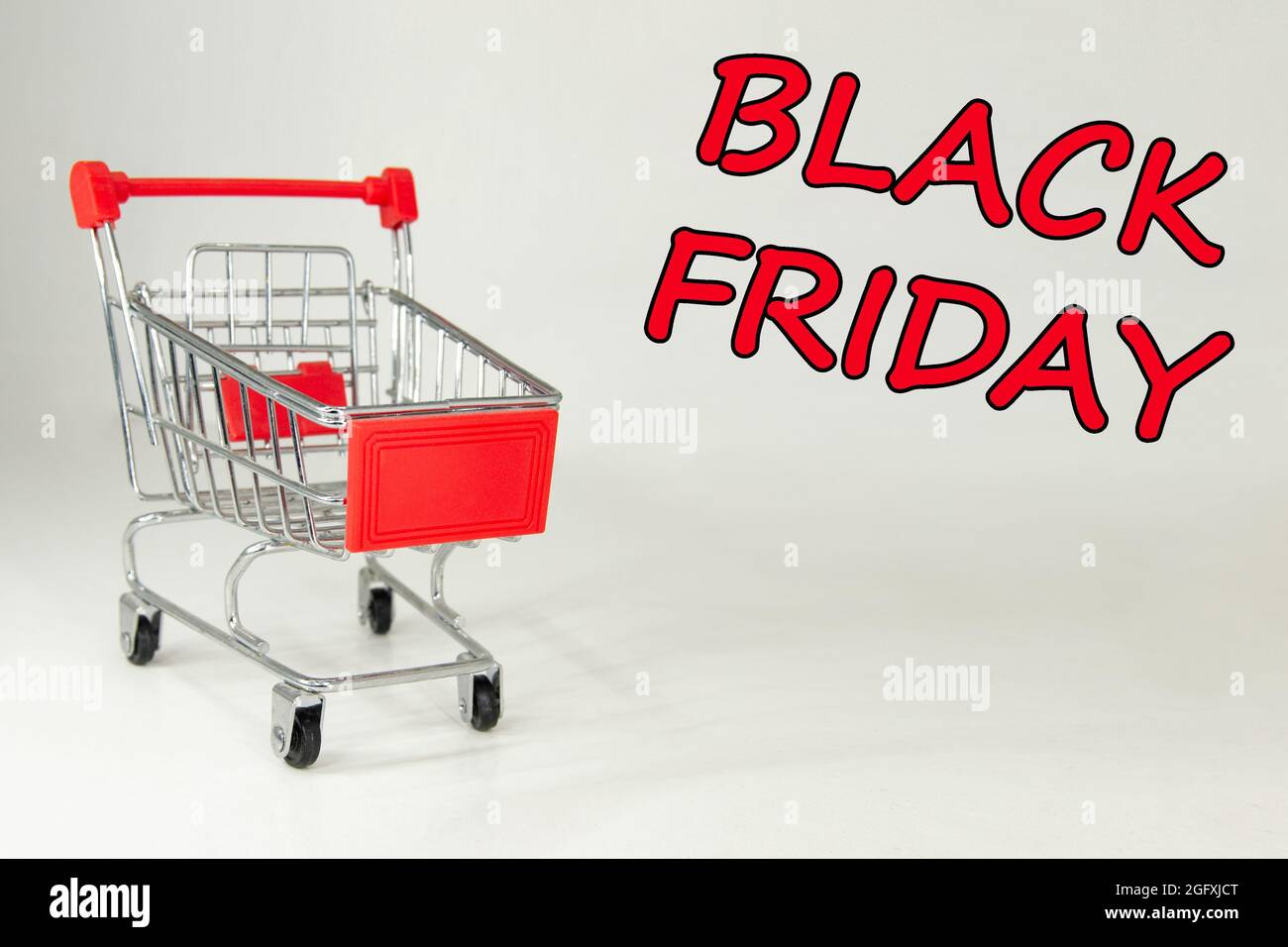 Schwarzer Freitag, 2021. Design für Black Friday, begleitet von einem Metalleinkaufwagen für die riesigen Verkäufe an diesen Terminen. Weißer Hintergrund. Platz für Text. Stockfoto