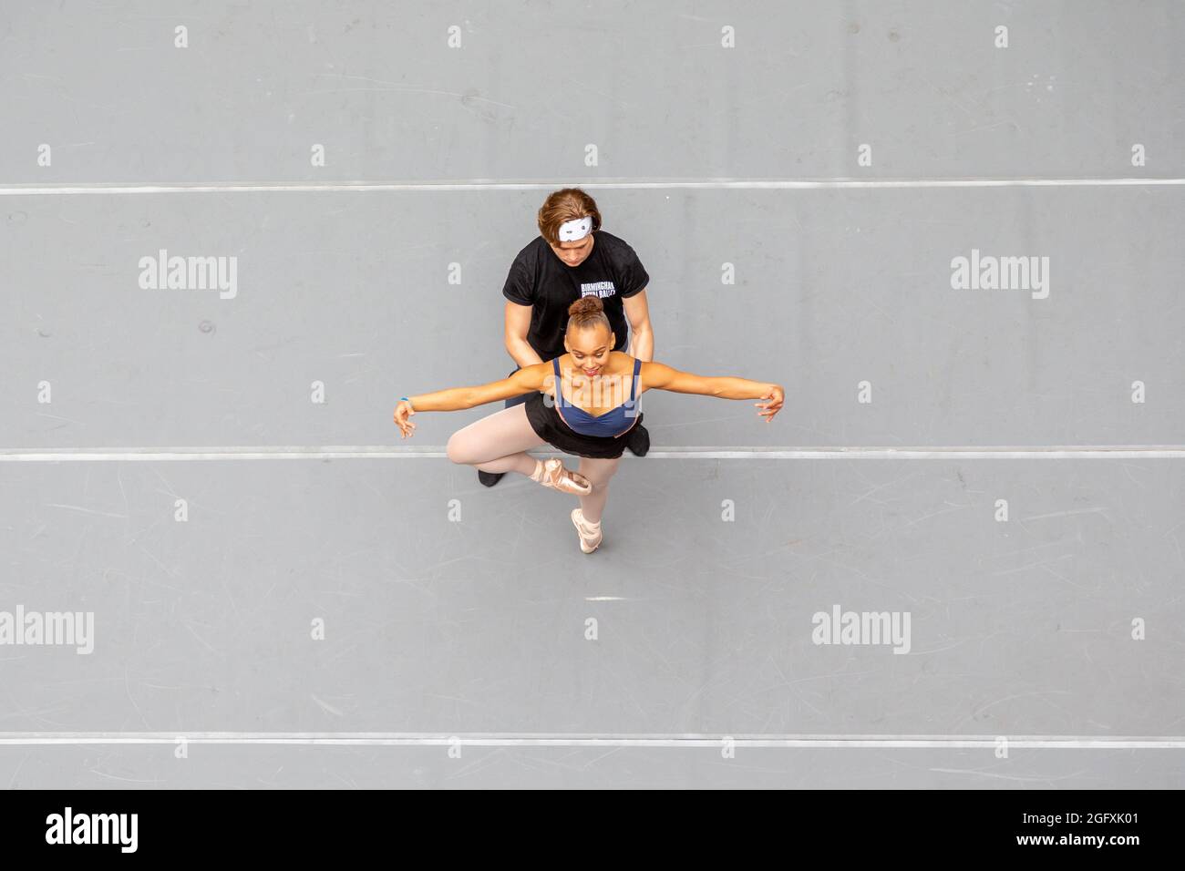 Birmingham, Großbritannien. August 2021. Vor dem jährlichen Kunstfestival der Stadt an diesem Wochenende, dem Birmingham Weekender, veranstalten zwei Tänzer des Birmingham Royal Ballet im Bull Ring, Stadtzentrum von Birmingham, eine Ballettvorführung für Shopper. Kredit: Peter Lopeman/Alamy Live Nachrichten Stockfoto