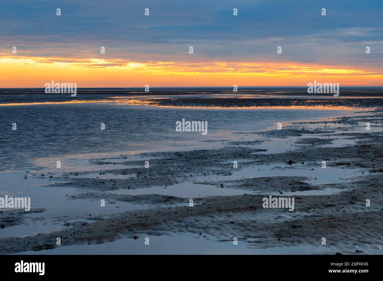 Sonnenuntergang im niedersächsischen Wattenmeer vor Cuxhaven Sahlenburg bei Ebbe, Deutschland Stockfoto