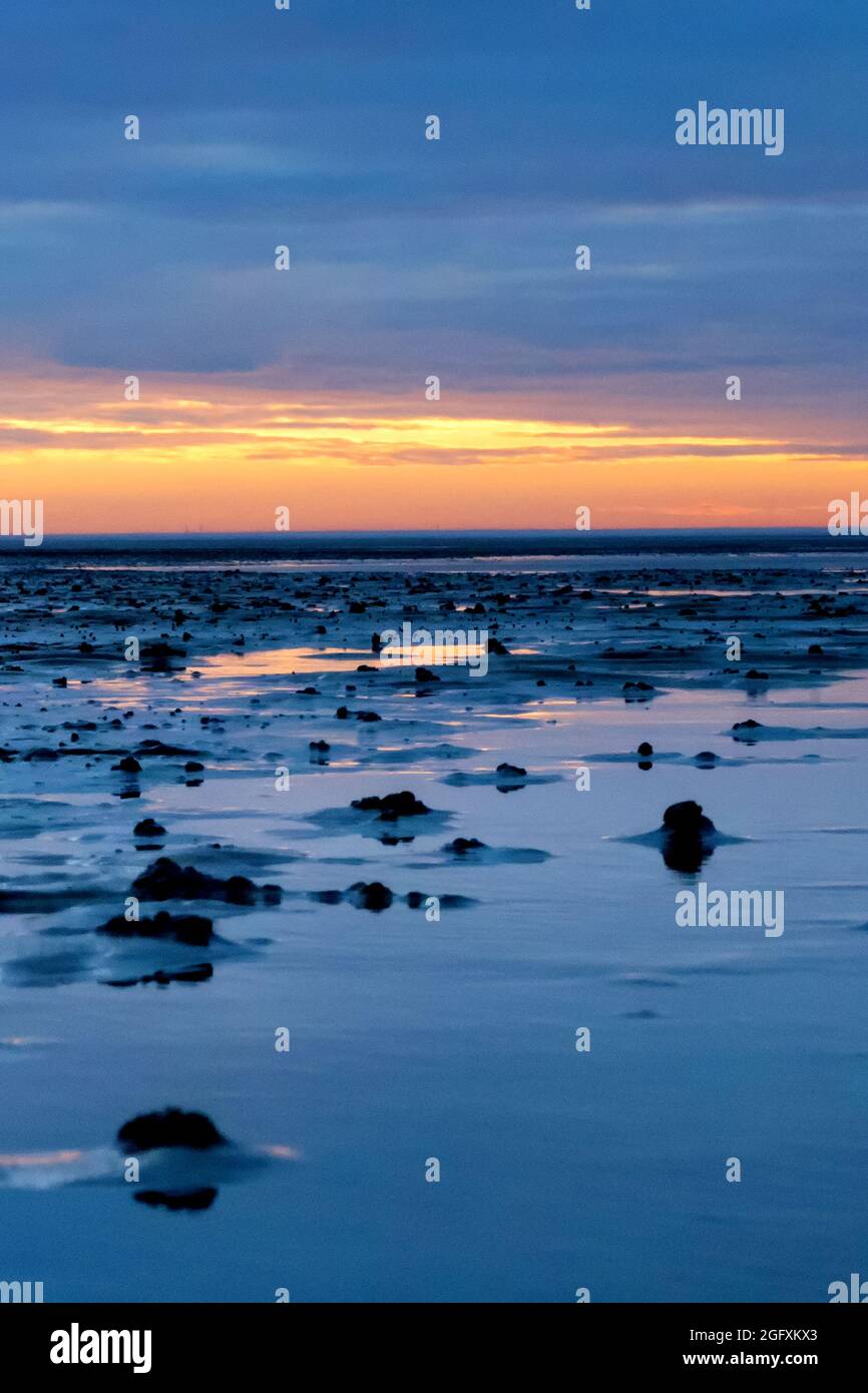 Blaue Stunde im niedersächsischen Wattenmeer vor Cuxhaven Sahlenburg bei Ebbe, Deutschland Stockfoto