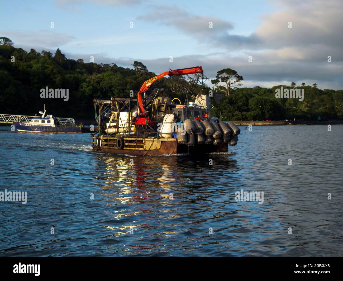 Das Fischereischiff fährt in die tiefe Gewässer der Bantry Bay in der Grafschaft Cork, Irland. Stockfoto