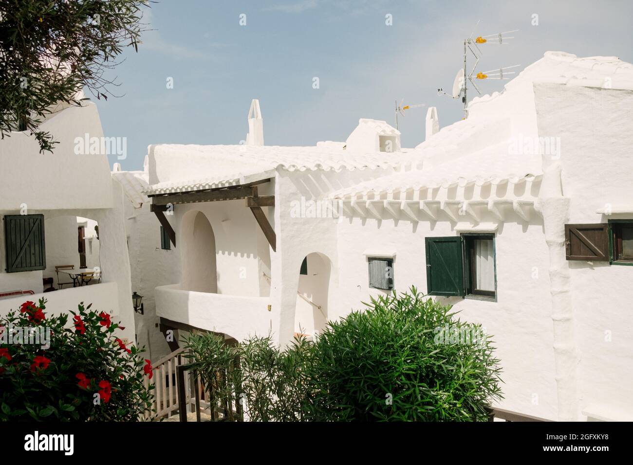 Blick auf die Gassen und weißen Architektur und Gebäude des Fischerdorfes Binibeca Vell, Menorca, Spanien während der Sommersaison. Stockfoto
