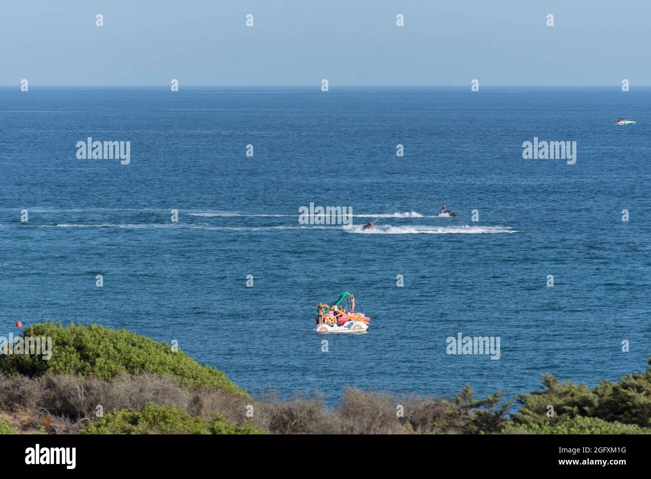 Paddelboot und Wasserski weit auf offenem Meer, Spanien. Stockfoto